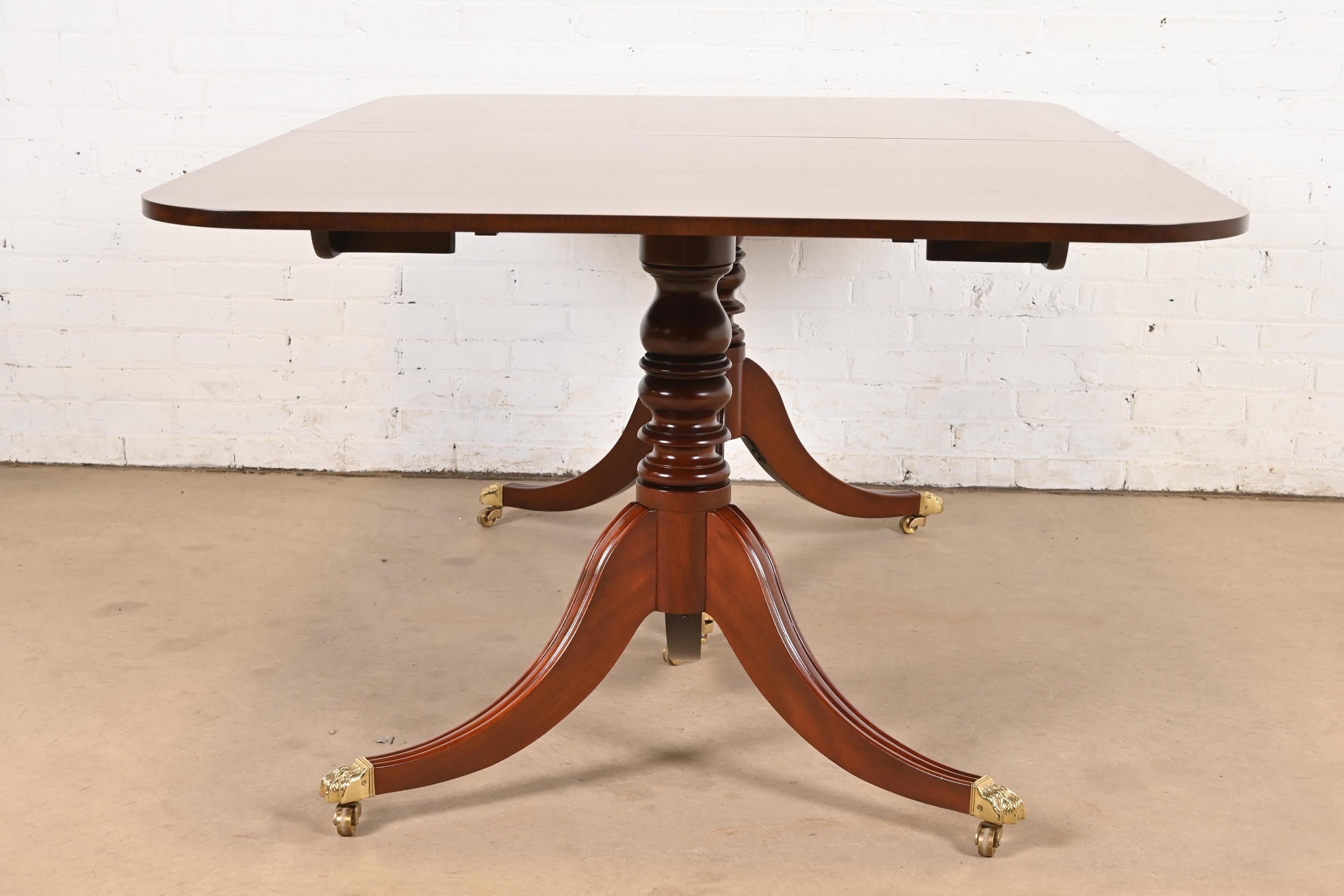 Baker Furniture Georgian Banded Mahogany Pedestal Dining Table, Newly Refinished im Angebot 5