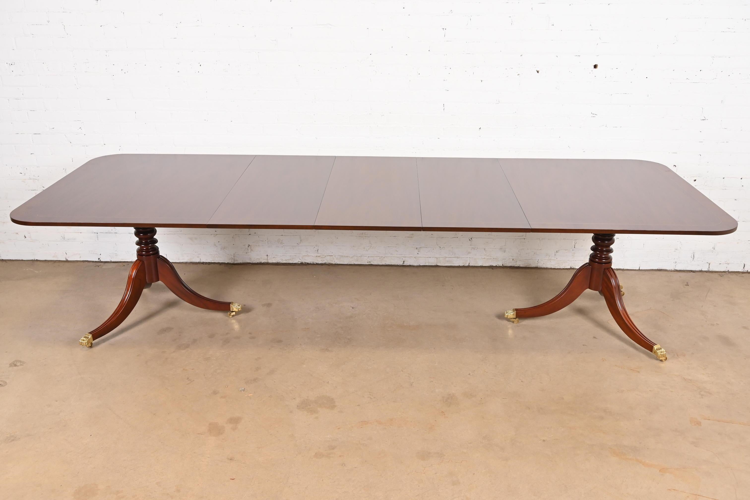 Baker Furniture Georgian Banded Mahogany Pedestal Dining Table, Newly Refinished (amerikanisch) im Angebot
