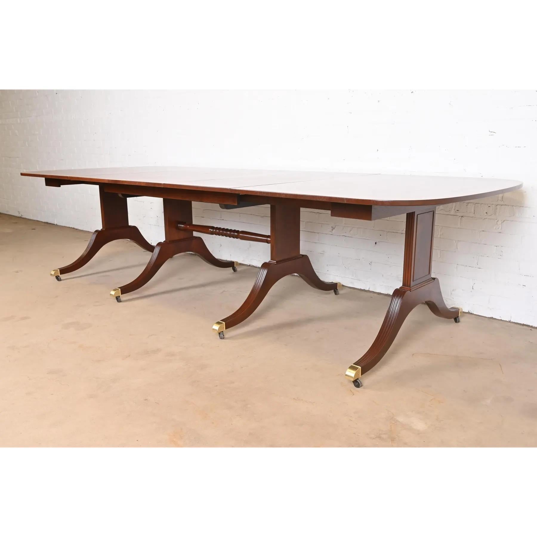 Baker Furniture Georgianischer Esstisch aus Mahagoni mit Bändern und Sockel, neu lackiert (amerikanisch) im Angebot