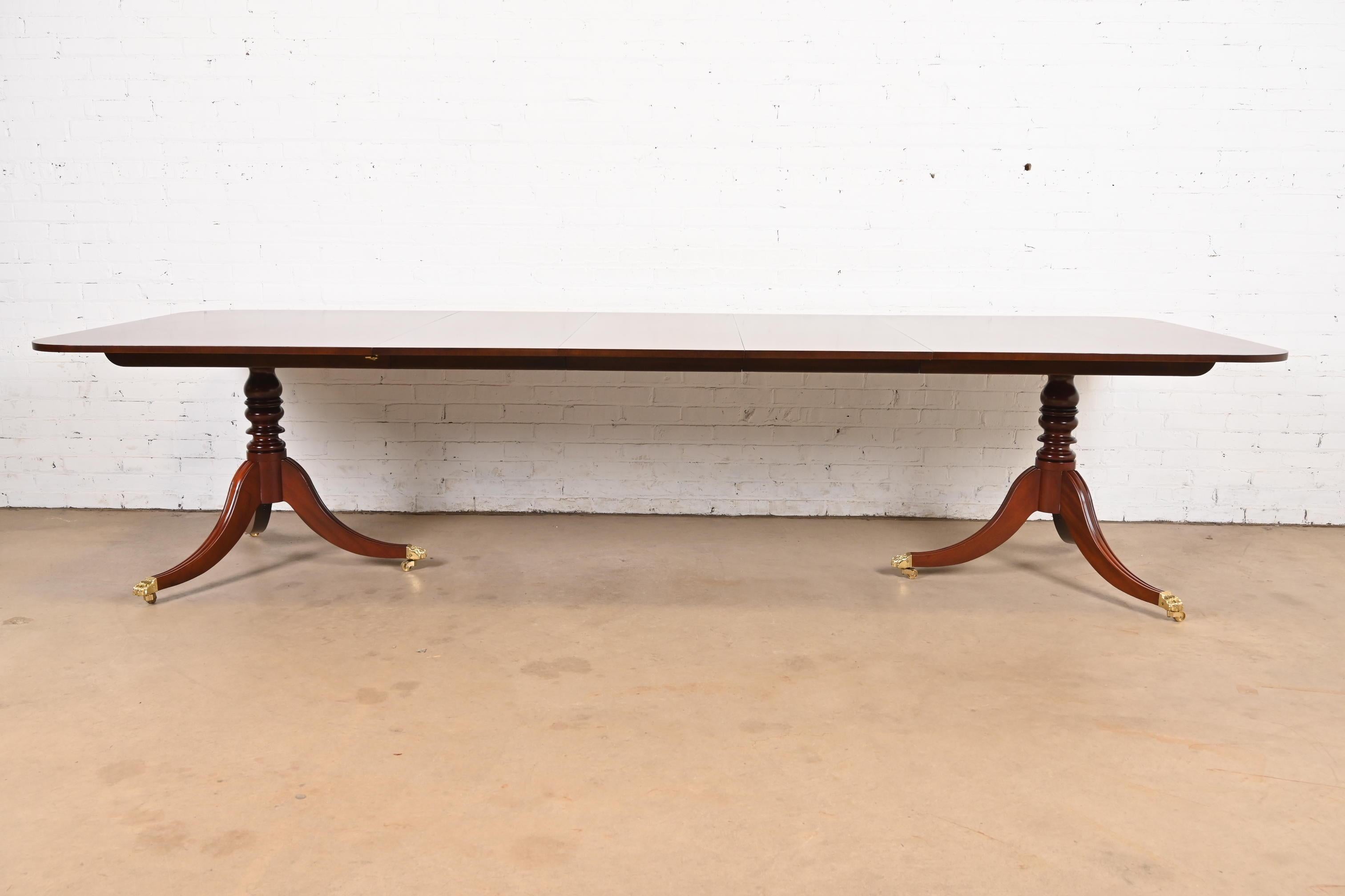 Baker Furniture Georgian Banded Mahogany Pedestal Dining Table, Newly Refinished im Zustand „Gut“ im Angebot in South Bend, IN