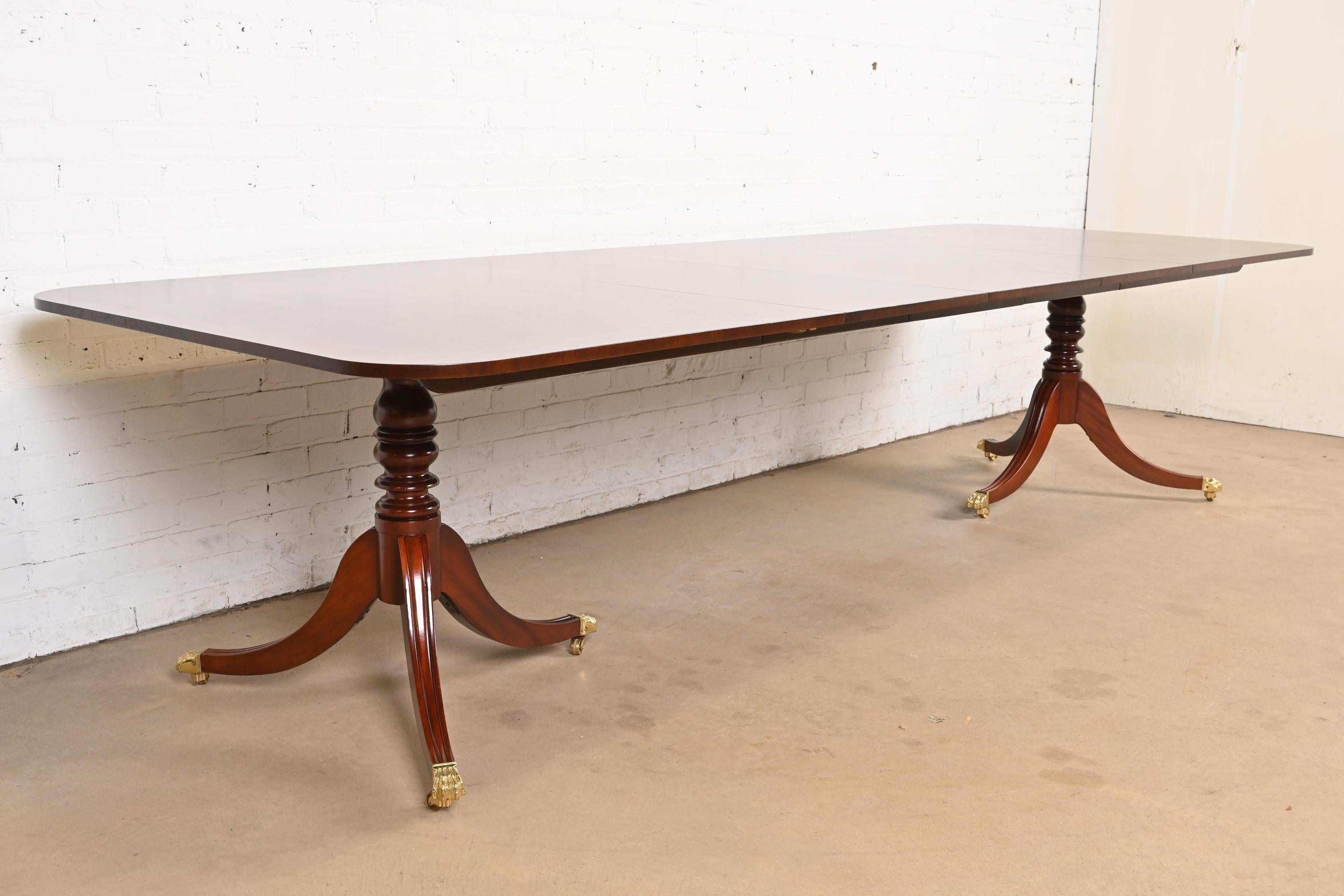 Baker Furniture Georgian Banded Mahogany Pedestal Dining Table, Newly Refinished (20. Jahrhundert) im Angebot
