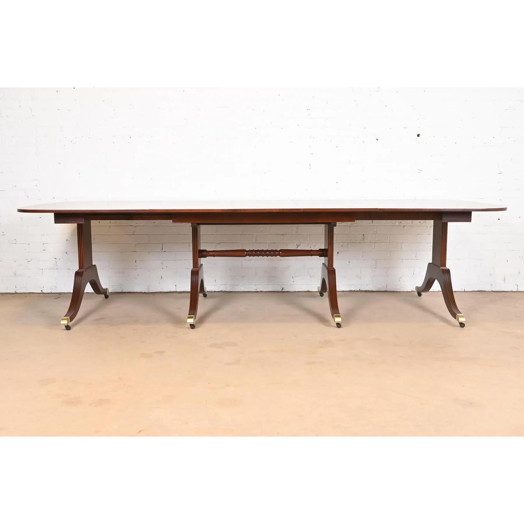 Baker Furniture Georgianischer Esstisch aus Mahagoni mit Bändern und Sockel, neu lackiert (Ende des 20. Jahrhunderts) im Angebot