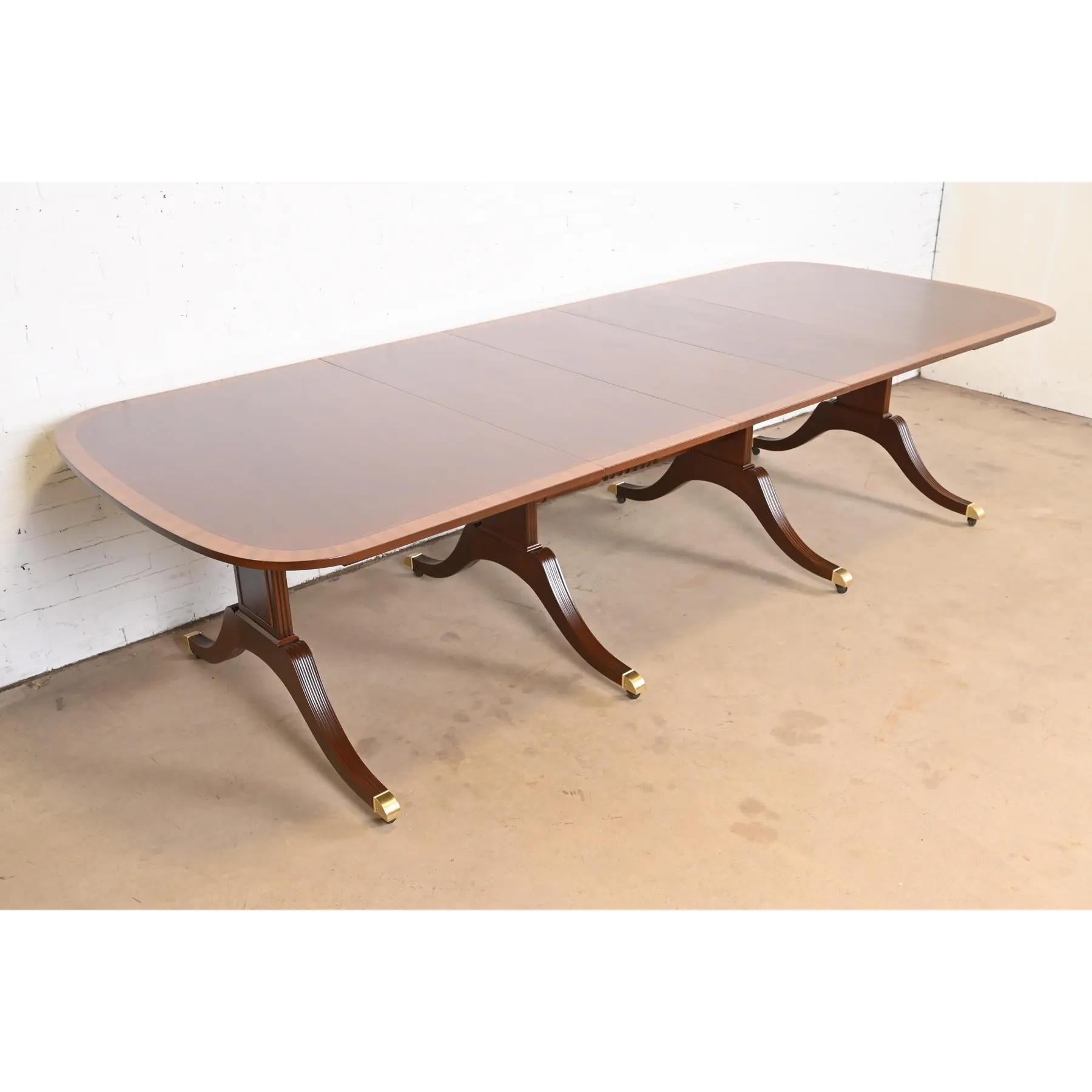 Baker Furniture Georgianischer Esstisch aus Mahagoni mit Bändern und Sockel, neu lackiert (Messing) im Angebot