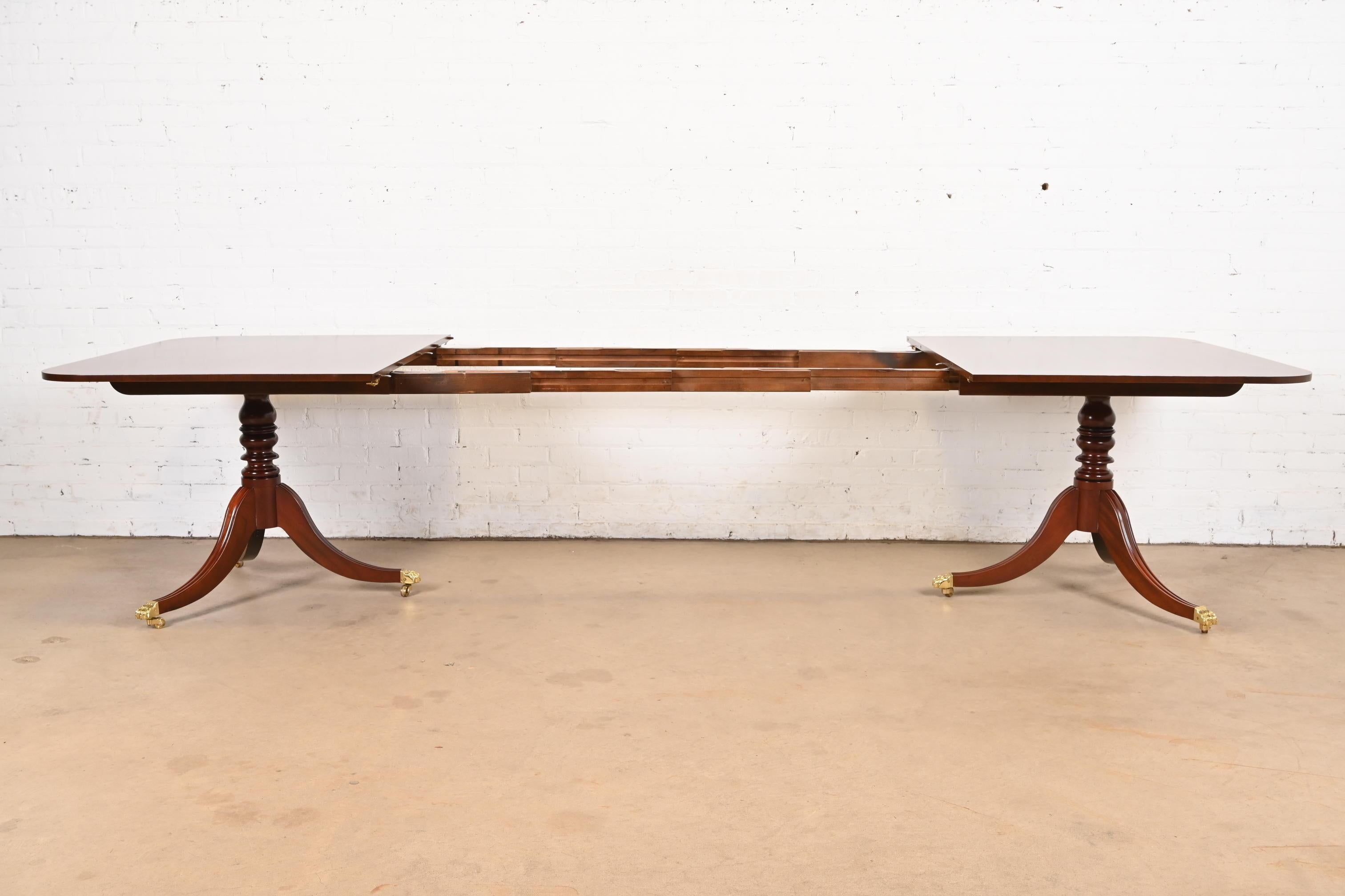 Baker Furniture Georgian Banded Mahogany Pedestal Dining Table, Newly Refinished im Angebot 1