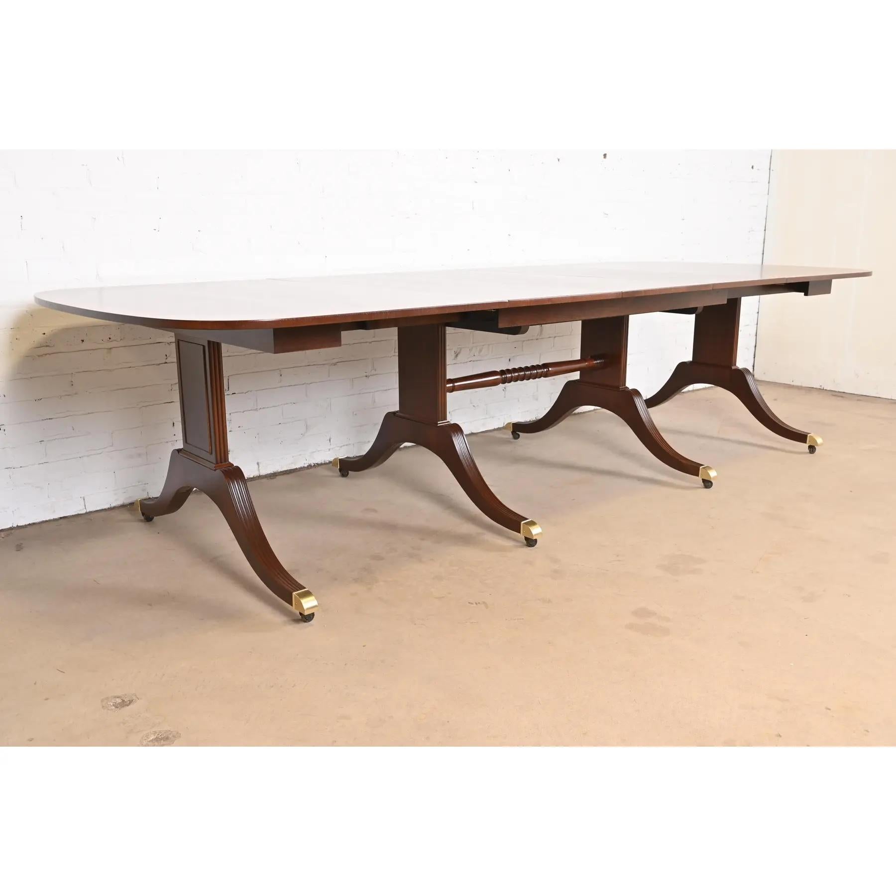 Baker Furniture Georgianischer Esstisch aus Mahagoni mit Bändern und Sockel, neu lackiert im Angebot 1