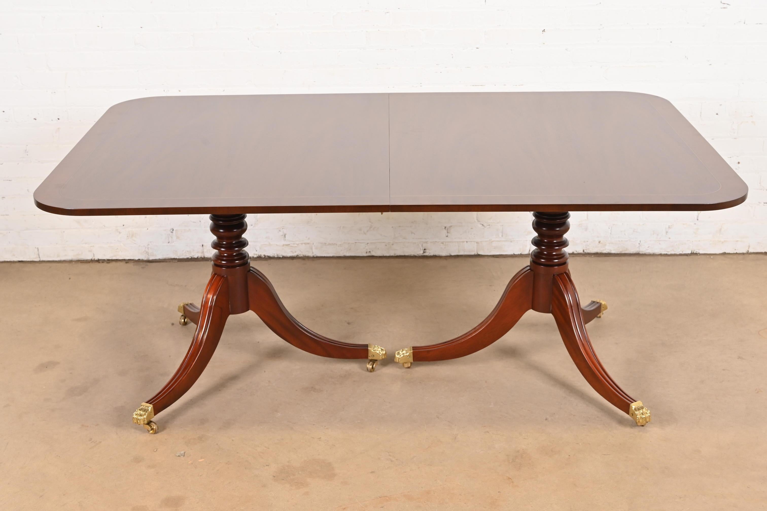 Baker Furniture Georgian Banded Mahogany Pedestal Dining Table, Newly Refinished im Angebot 2