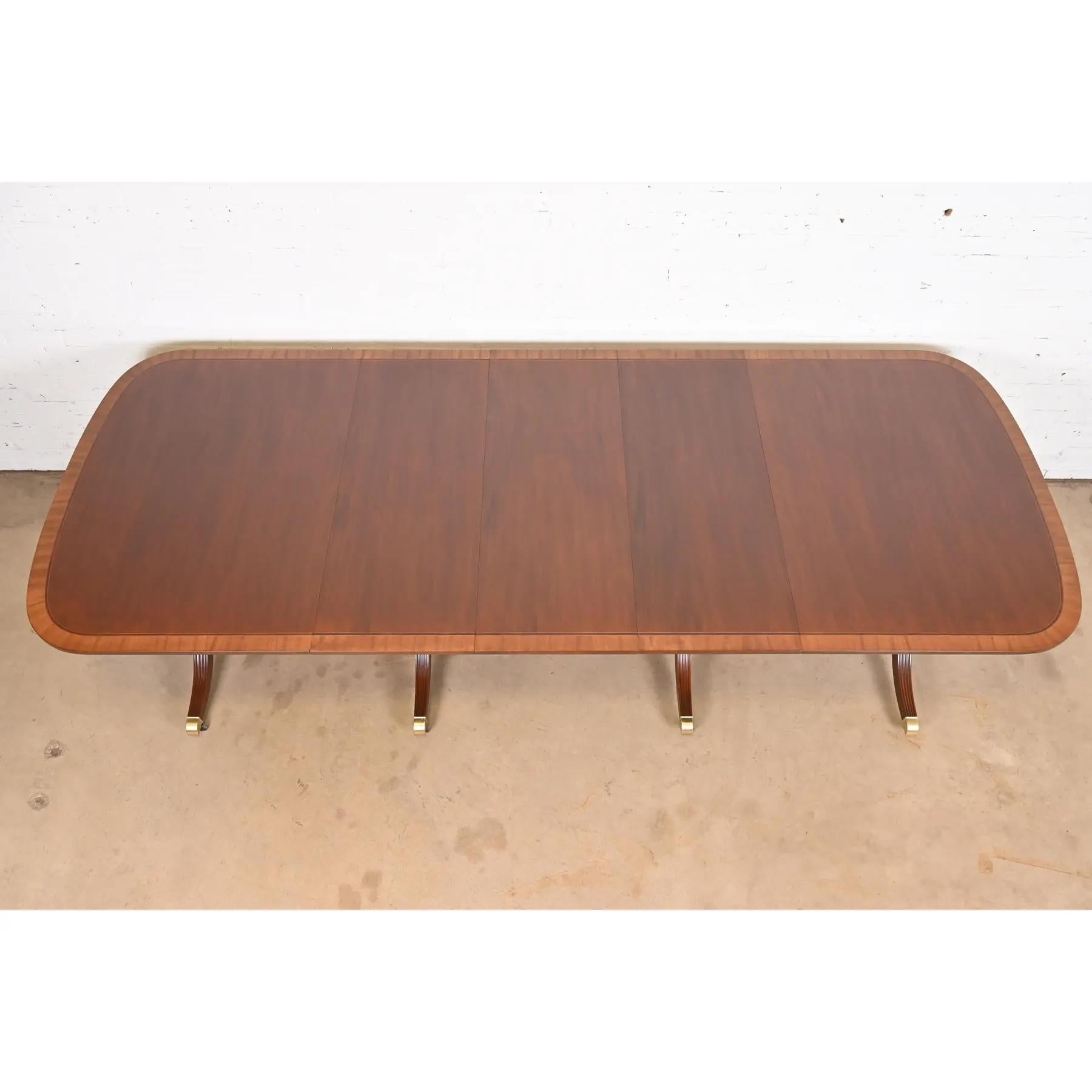 Baker Furniture Georgianischer Esstisch aus Mahagoni mit Bändern und Sockel, neu lackiert im Angebot 2