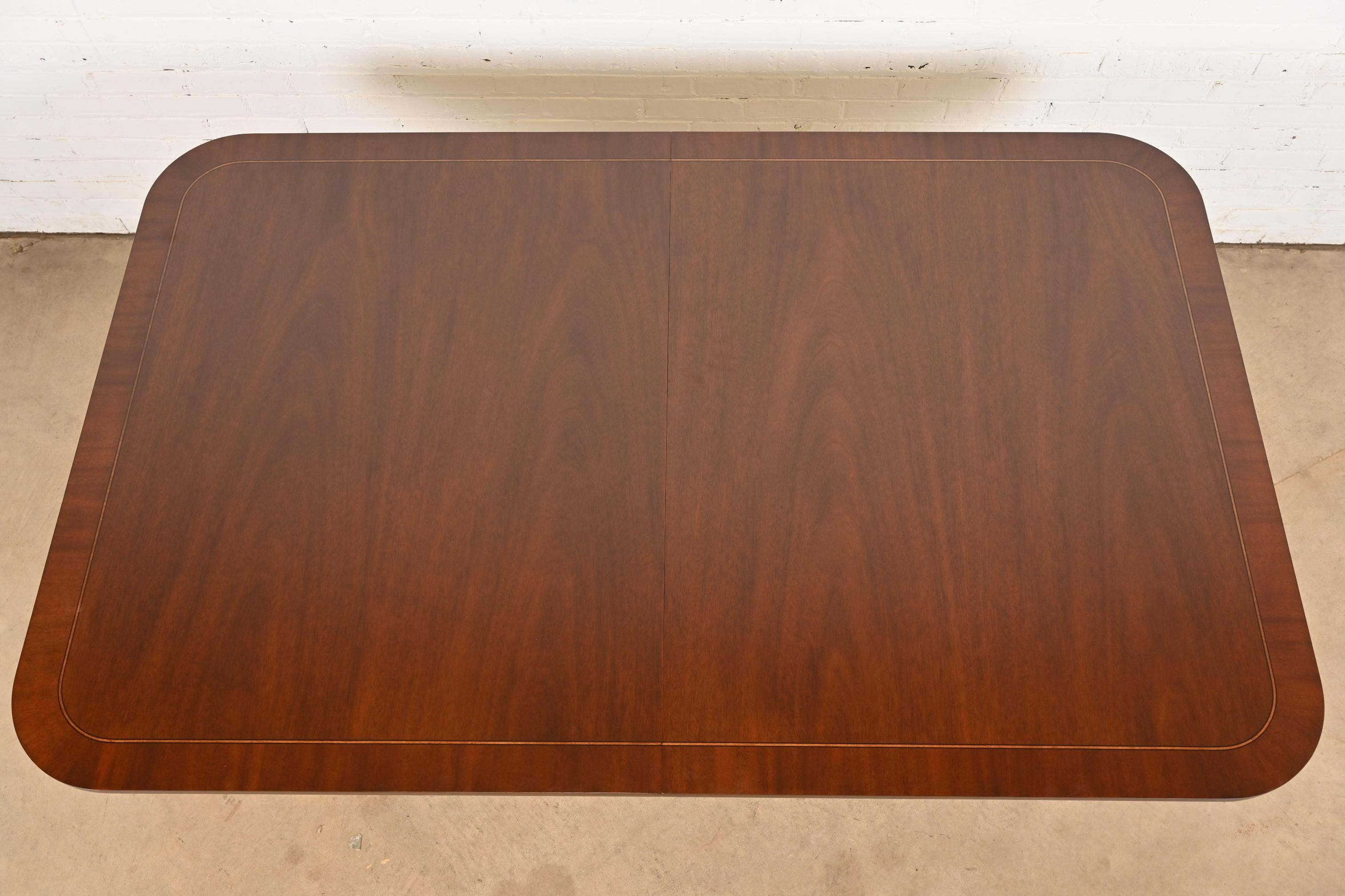 Baker Furniture Georgian Banded Mahogany Pedestal Dining Table, Newly Refinished im Angebot 3