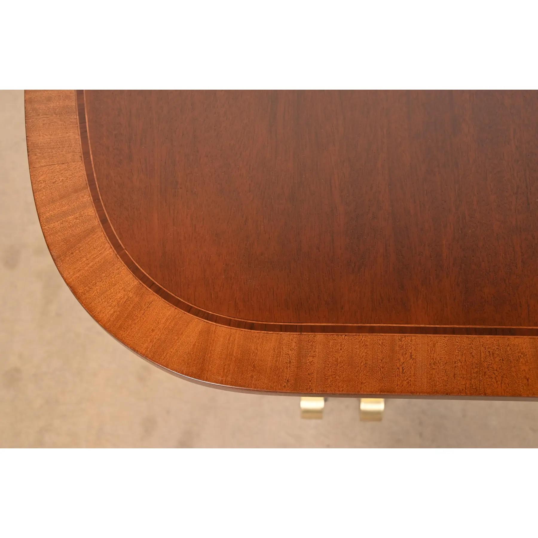 Baker Furniture Georgianischer Esstisch aus Mahagoni mit Bändern und Sockel, neu lackiert im Angebot 3