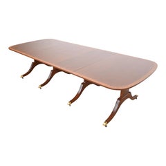Baker Furniture Georgianischer Esstisch aus Mahagoni mit Bändern und Sockel, neu lackiert