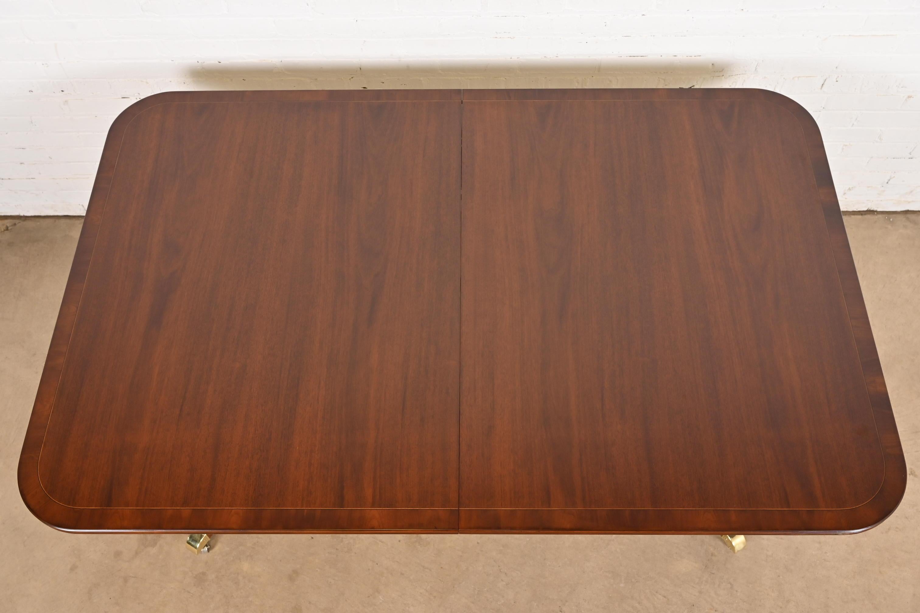 Baker Furniture Georgian Banded Mahogany Pedestal Dining Table, Refinished in vendita 3