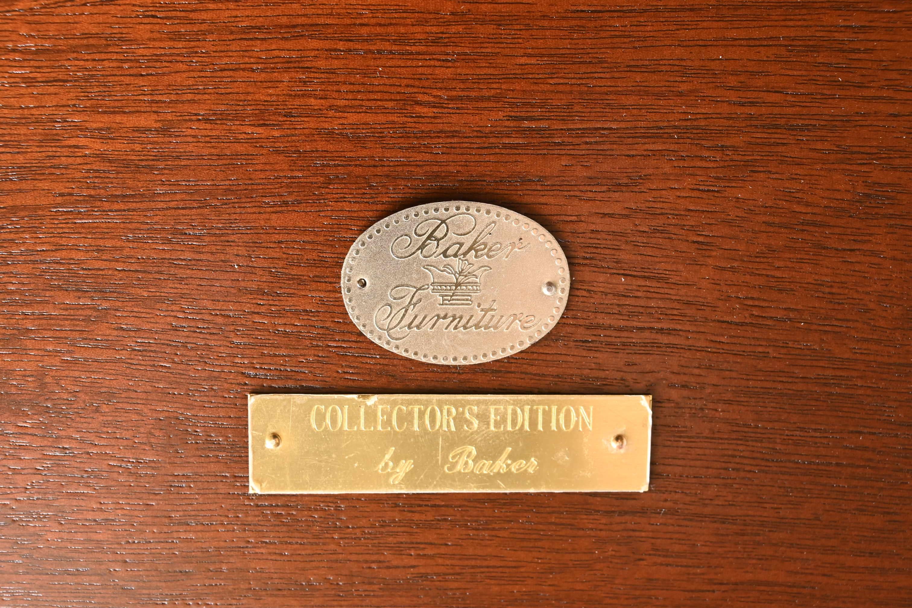 Baker Furniture Mesa de Comedor Georgiana de Caoba con Bandas y Pedestal, Reacabada en venta 3