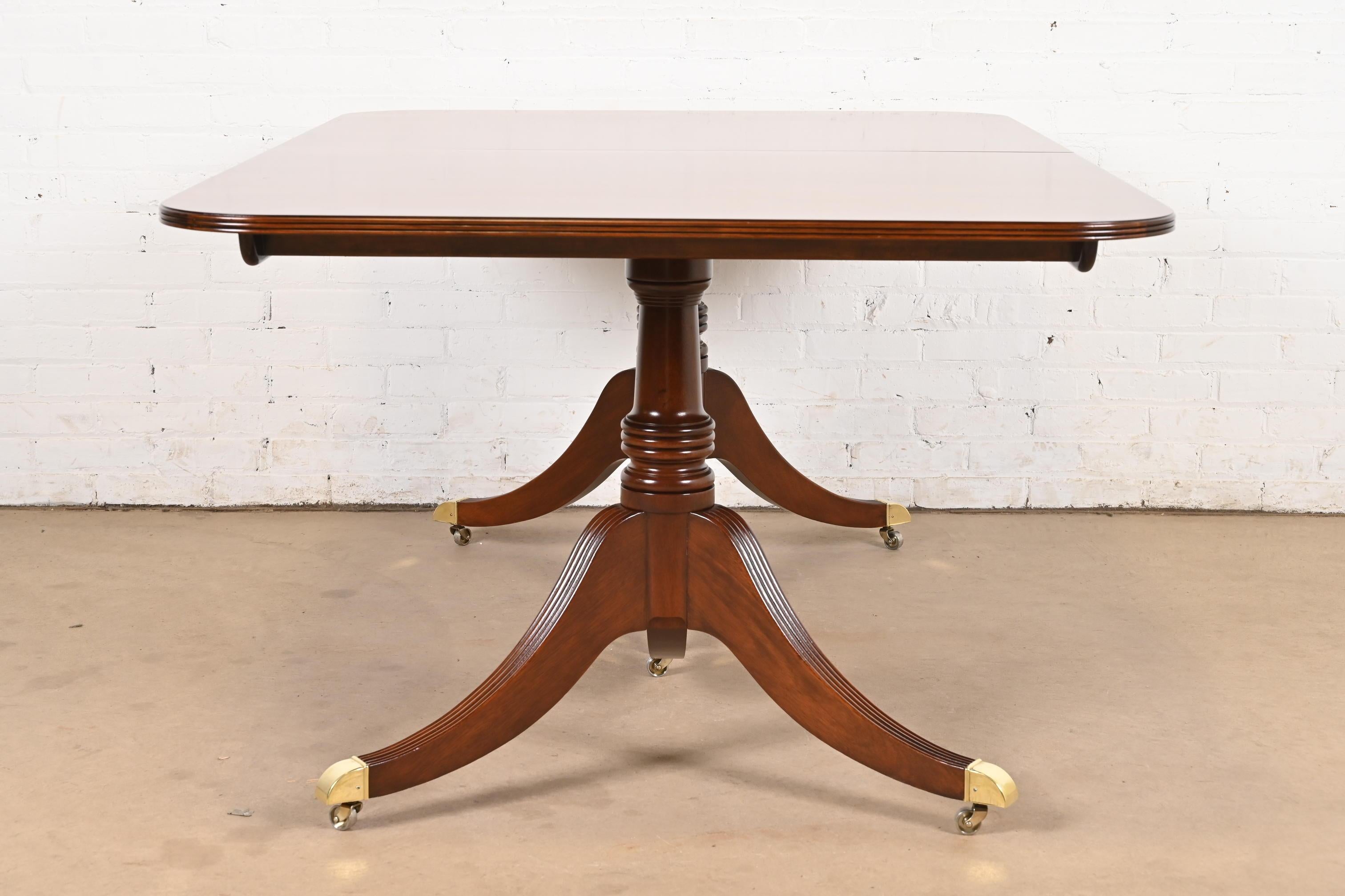 Baker Furniture Georgian Banded Mahogany Pedestal Dining Table, Refinished in vendita 4