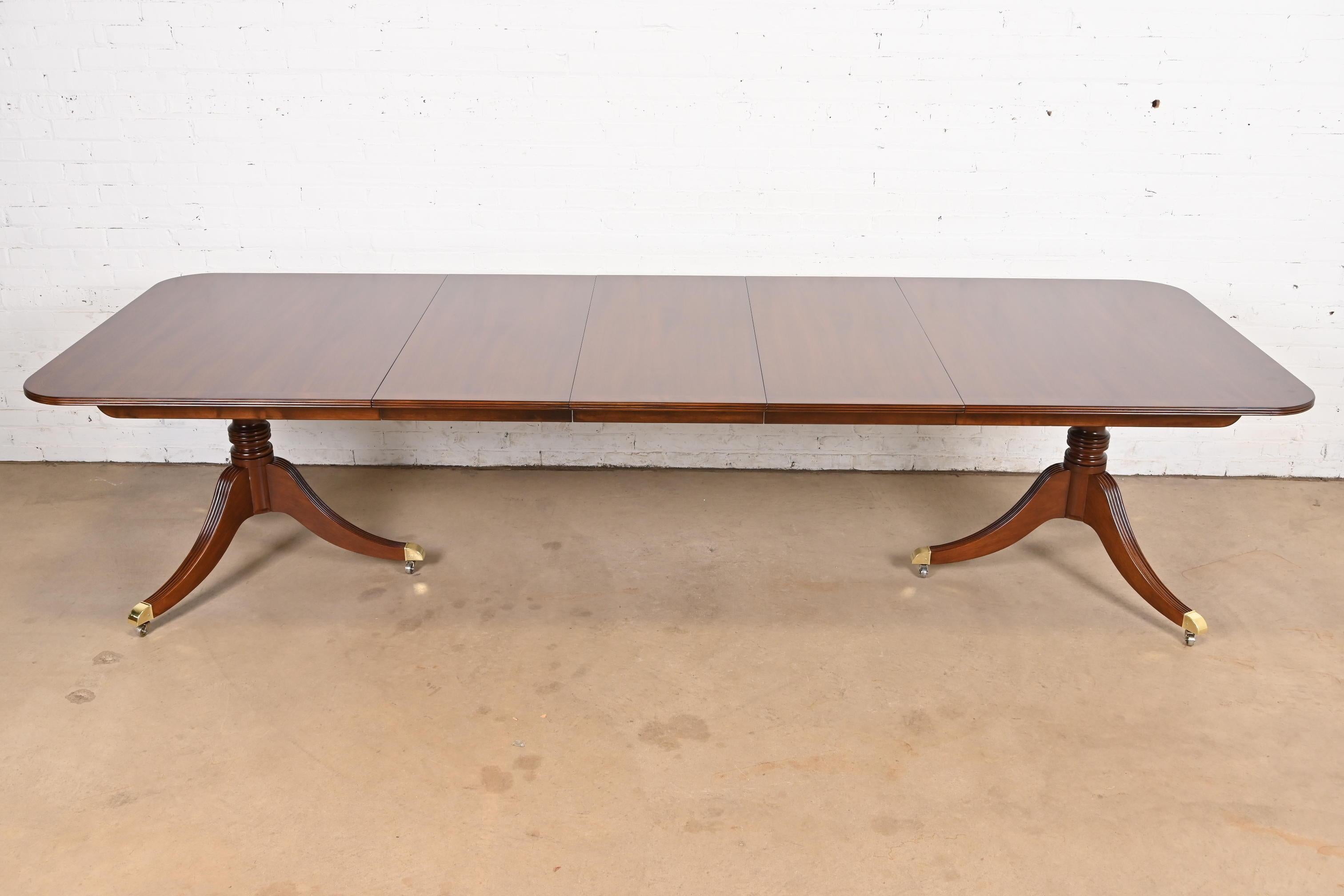 Georgiano Baker Furniture Georgian Banded Mahogany Pedestal Dining Table, Refinished in vendita