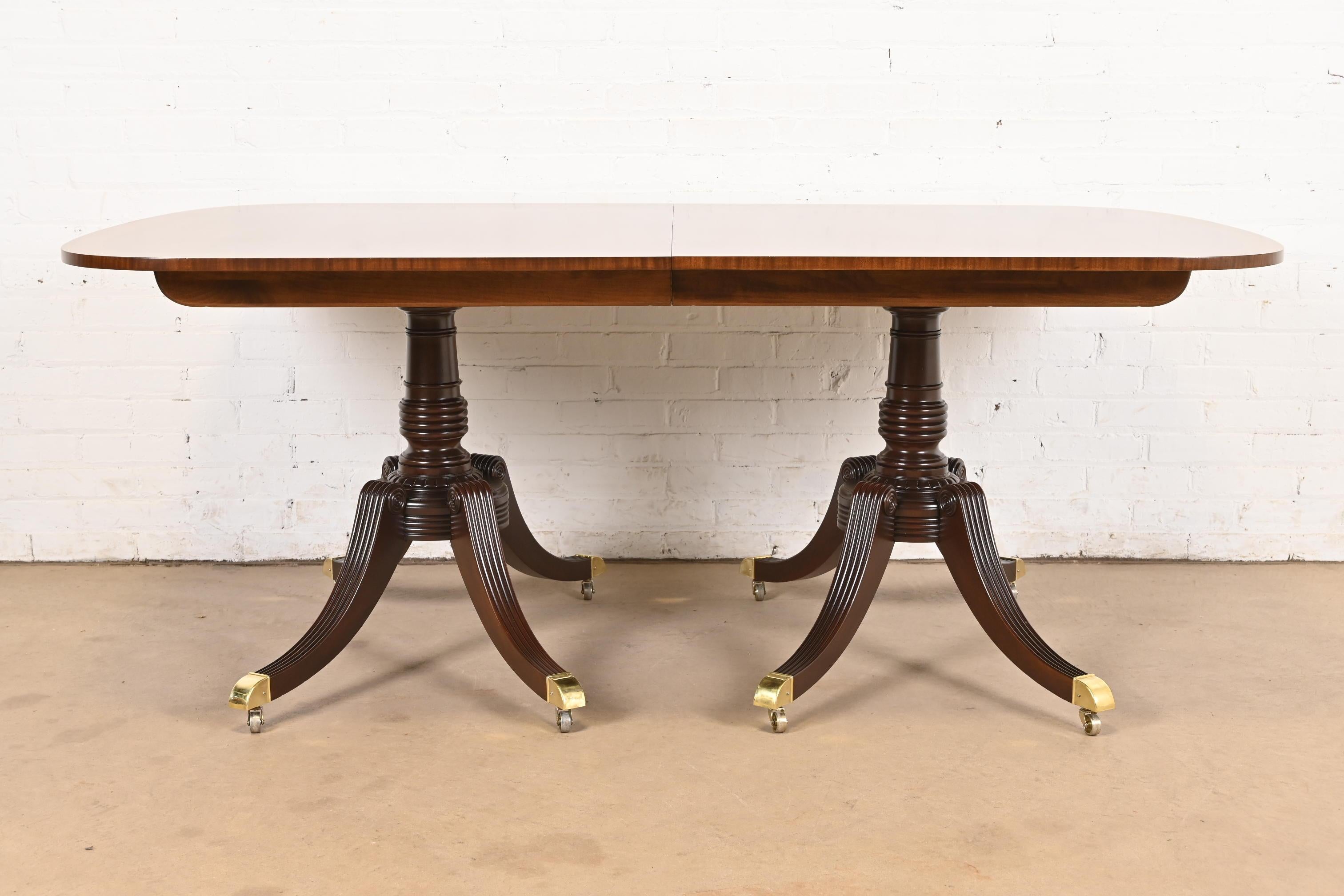Baker Furniture Mesa de Comedor Georgiana de Caoba con Bandas y Pedestal, Reacabada Georgiano en venta