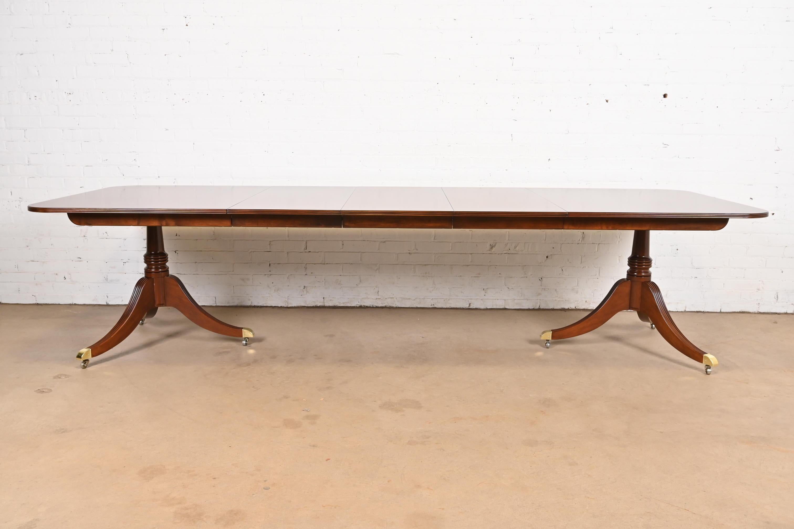Americano Baker Furniture Georgian Banded Mahogany Pedestal Dining Table, Refinished in vendita