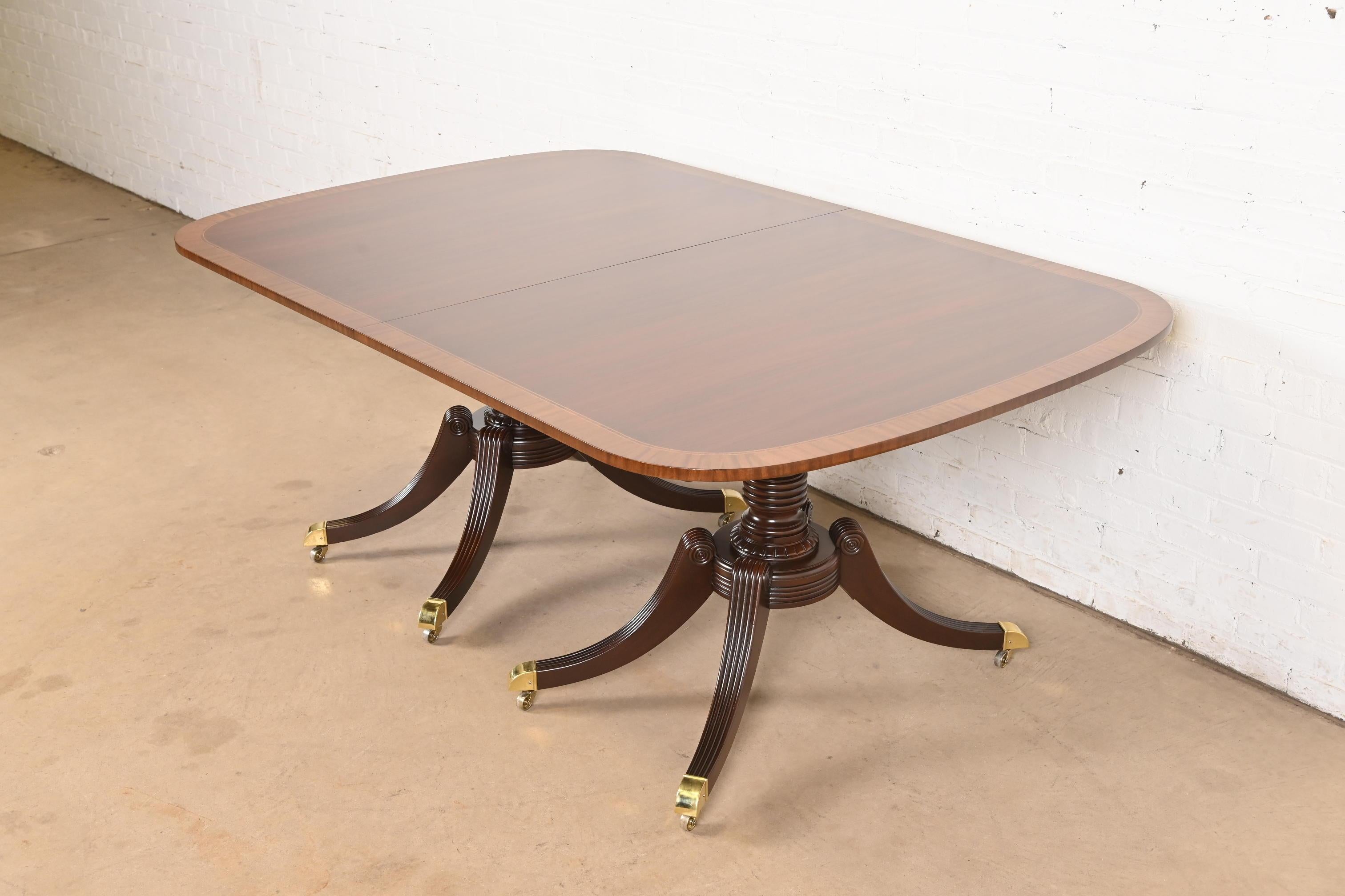 Baker Furniture Mesa de Comedor Georgiana de Caoba con Bandas y Pedestal, Reacabada Estadounidense en venta
