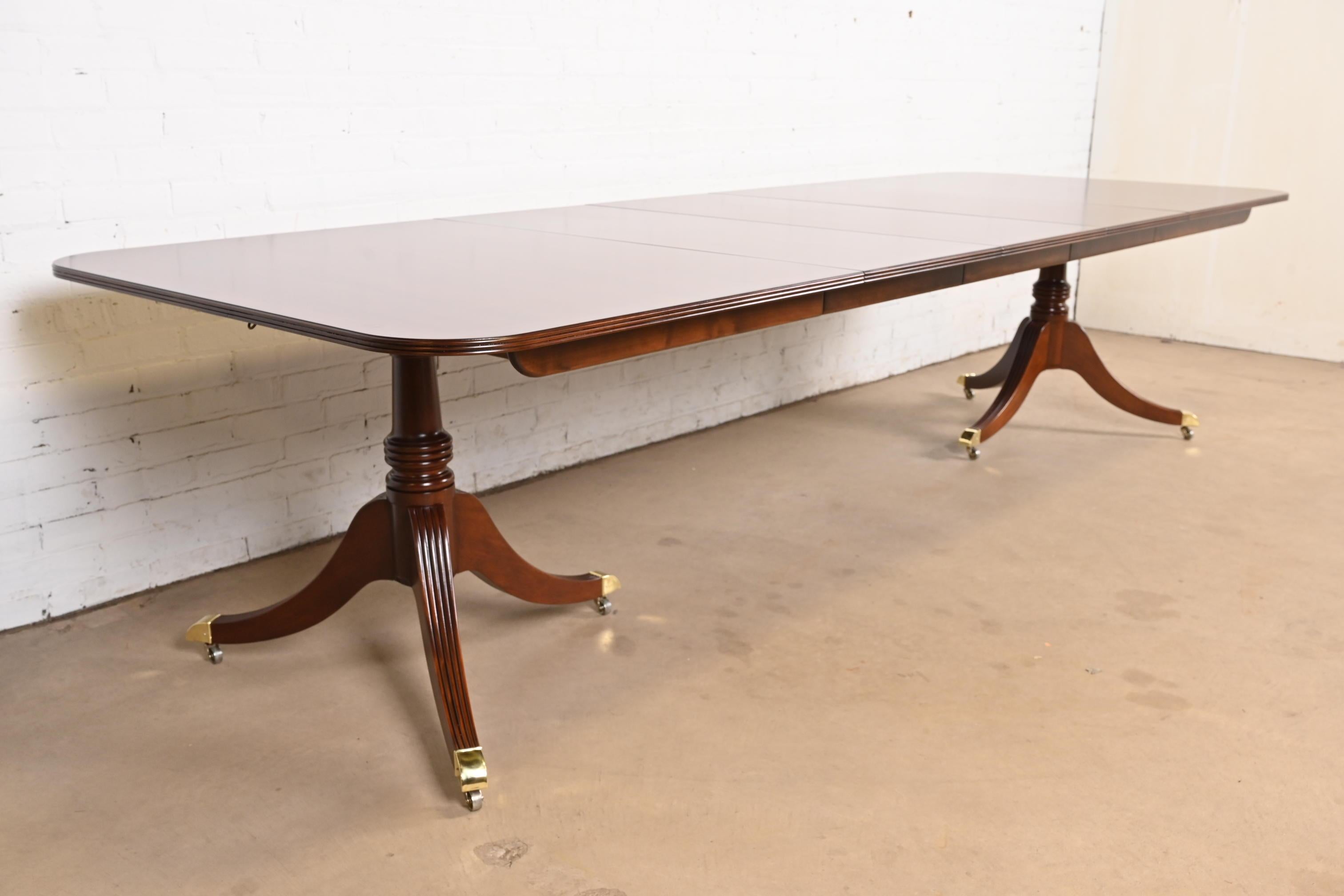 Baker Furniture Georgian Banded Mahogany Pedestal Dining Table, Refinished In condizioni buone in vendita a South Bend, IN