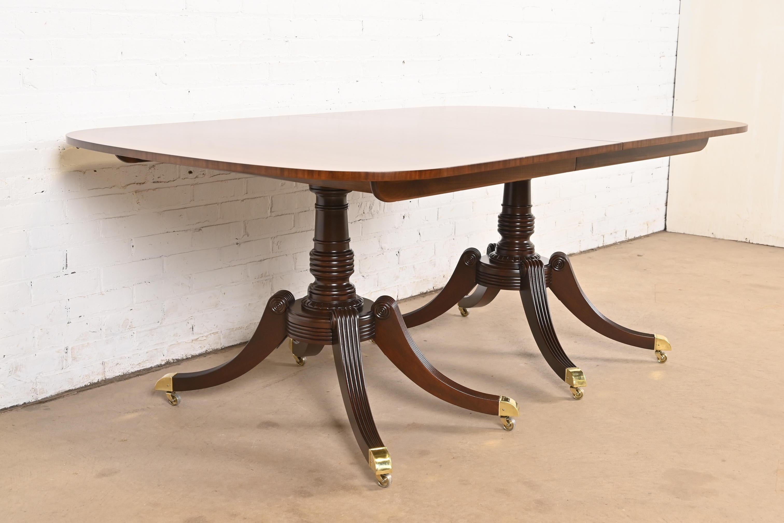 Baker Furniture Mesa de Comedor Georgiana de Caoba con Bandas y Pedestal, Reacabada en Bueno estado para la venta en South Bend, IN