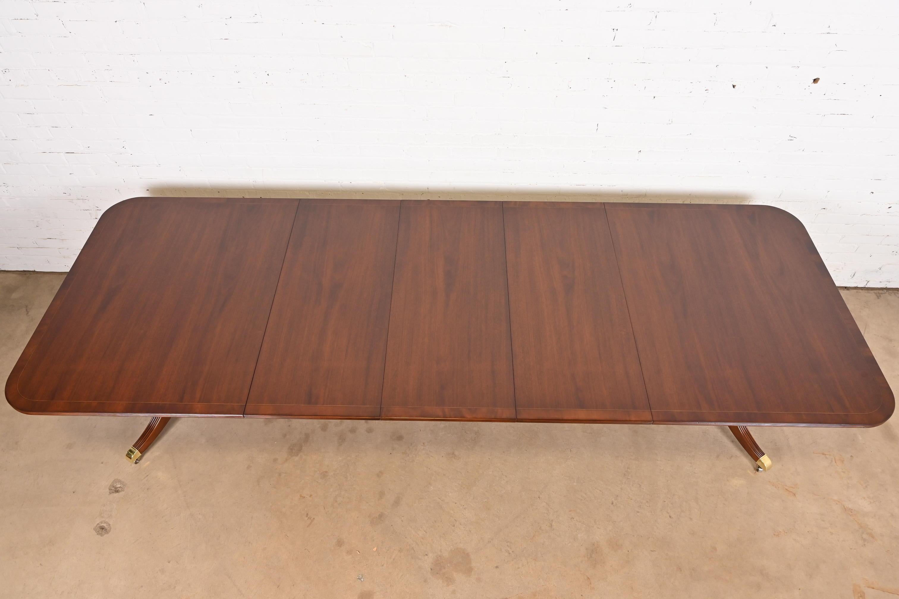 Fine XX secolo Baker Furniture Georgian Banded Mahogany Pedestal Dining Table, Refinished in vendita
