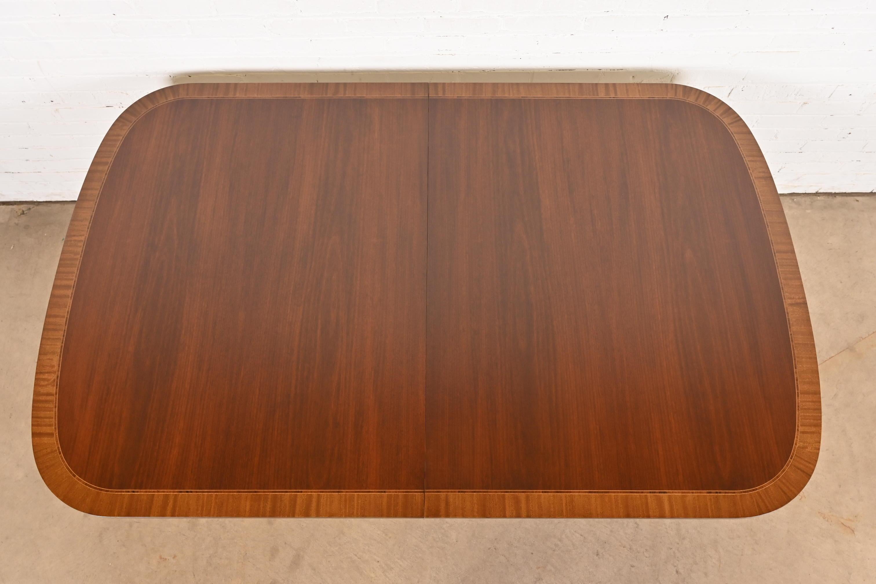 Baker Furniture Mesa de Comedor Georgiana de Caoba con Bandas y Pedestal, Reacabada finales del siglo XX en venta
