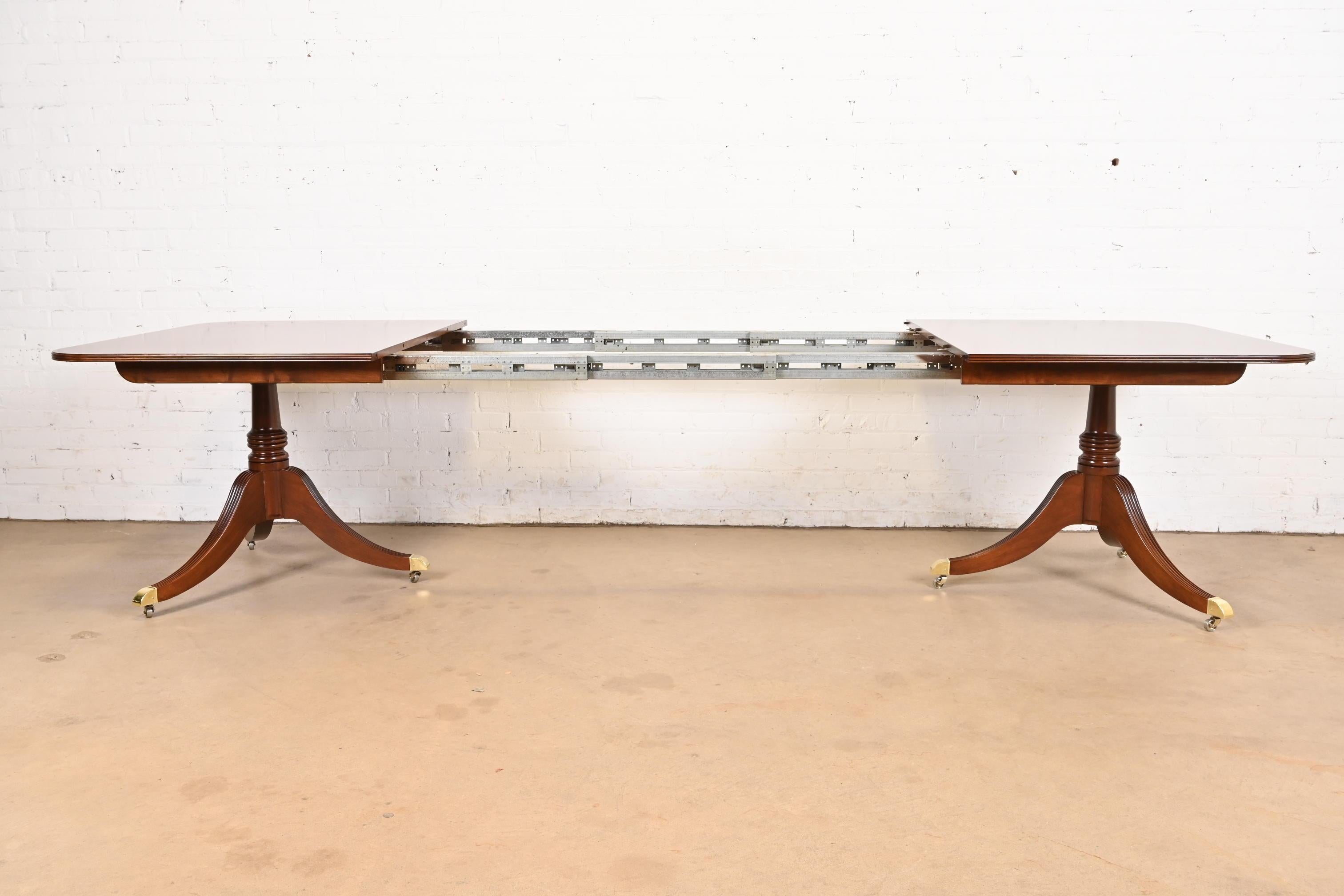 Ottone Baker Furniture Georgian Banded Mahogany Pedestal Dining Table, Refinished in vendita