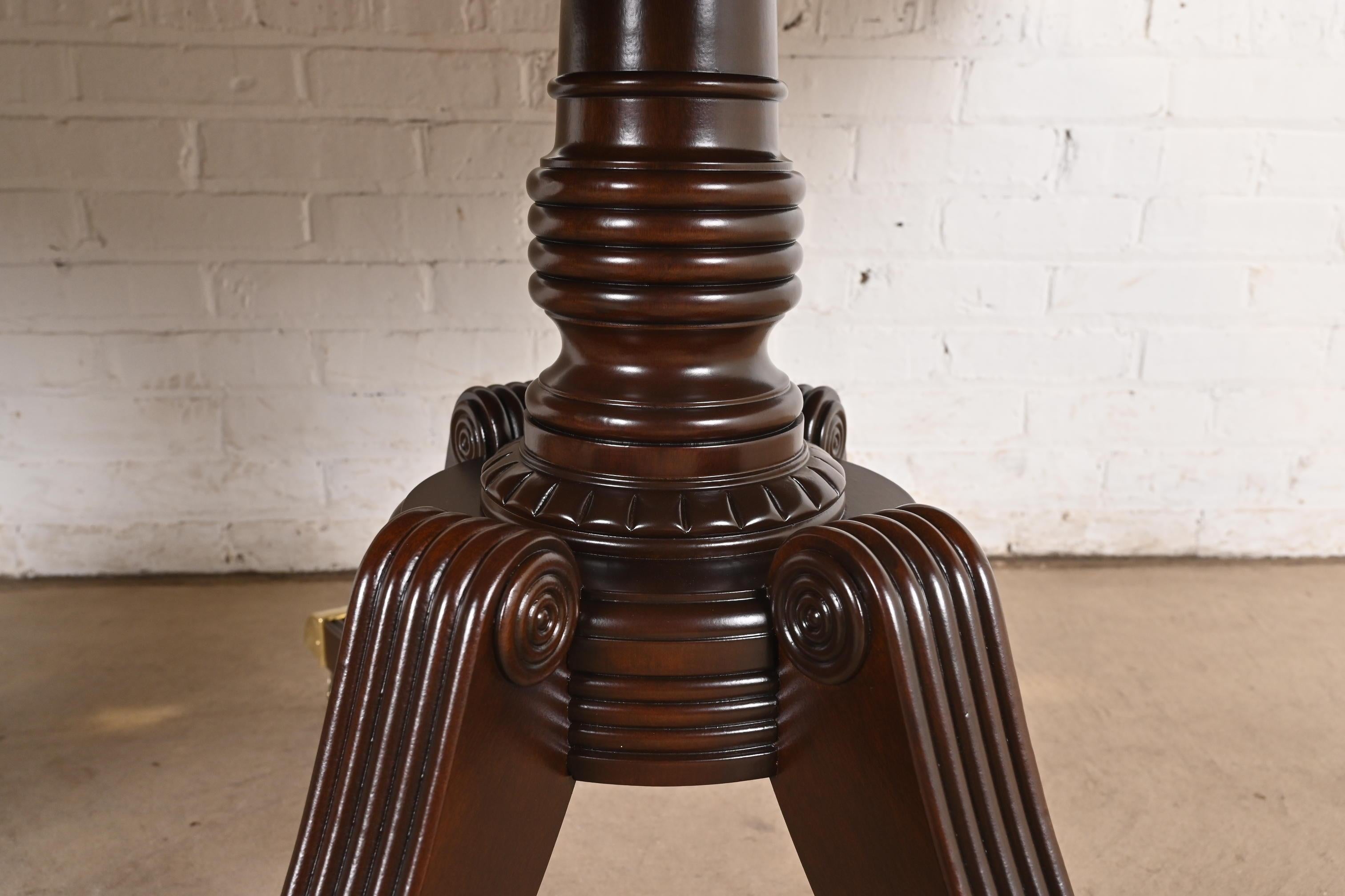 Baker Furniture Mesa de Comedor Georgiana de Caoba con Bandas y Pedestal, Reacabada en venta 1