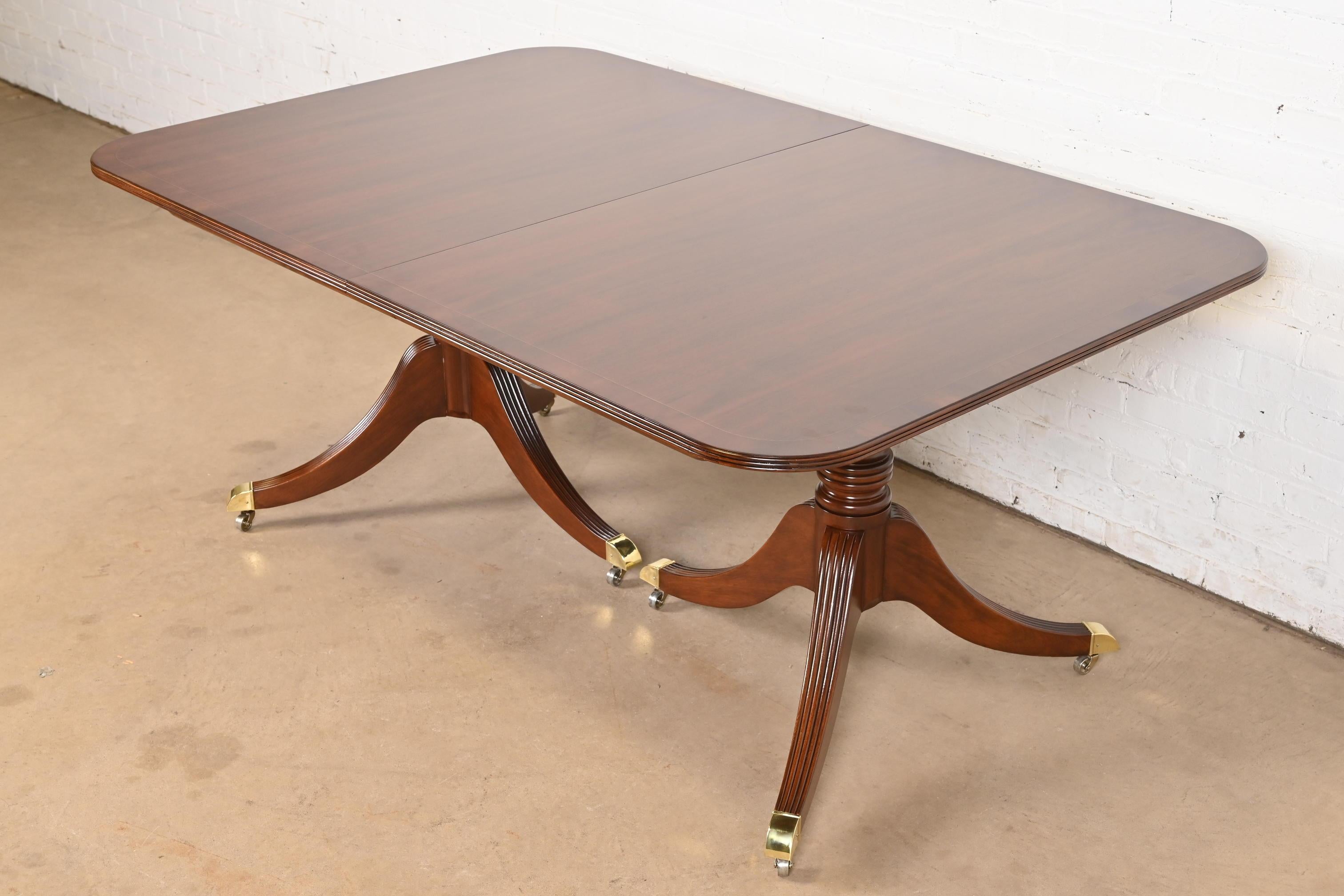 Baker Furniture Georgian Banded Mahogany Pedestal Dining Table, Refinished in vendita 2