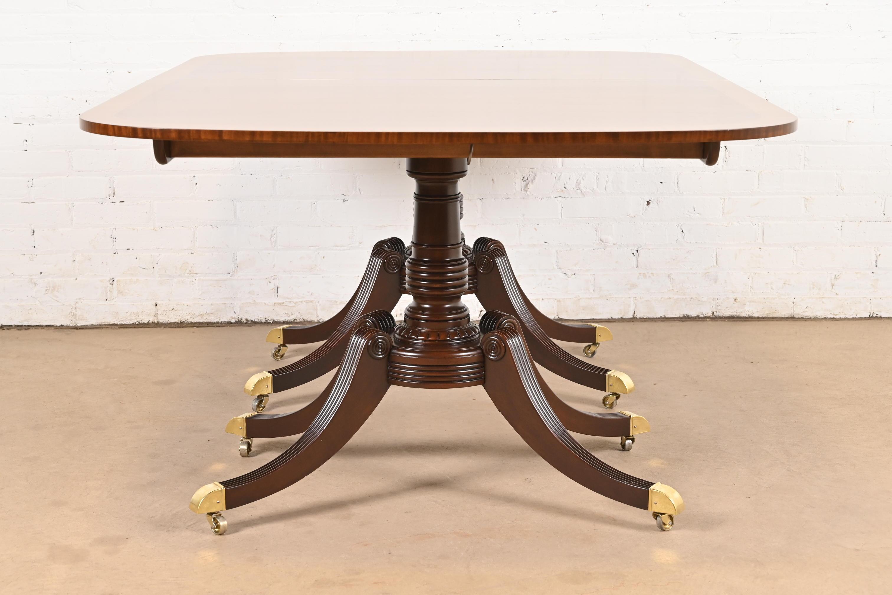 Baker Furniture Mesa de Comedor Georgiana de Caoba con Bandas y Pedestal, Reacabada en venta 2