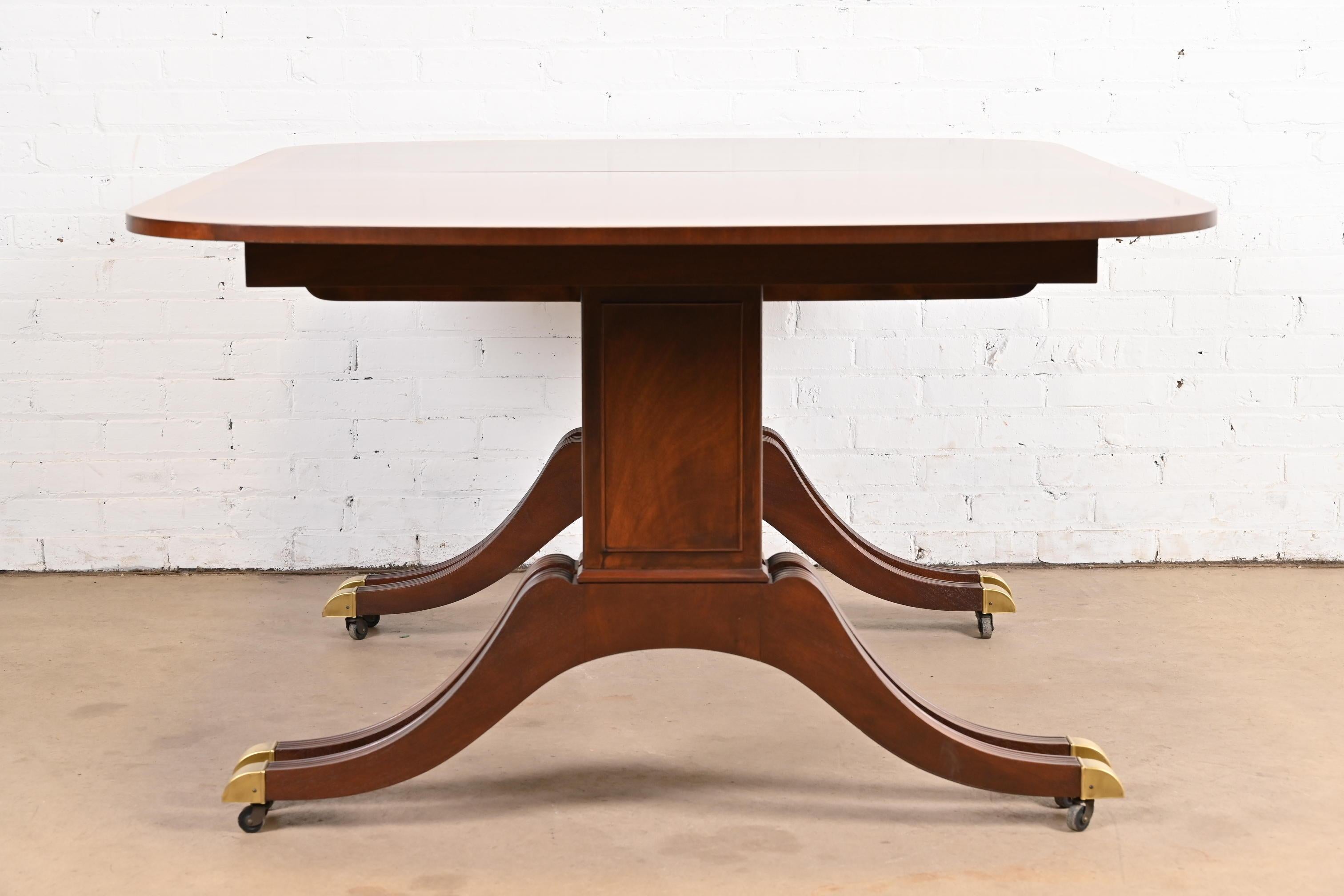 Baker Furniture table de salle à manger à rallonge géorgienne en acajou à bandes en vente 3