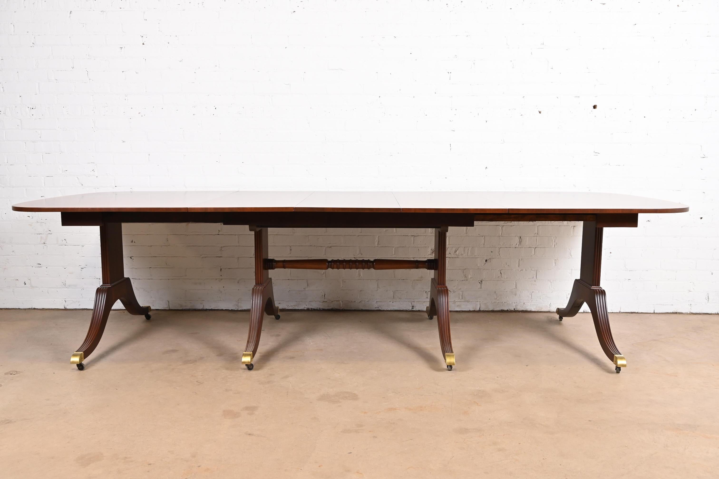 Américain Baker Furniture table de salle à manger à rallonge géorgienne en acajou à bandes en vente