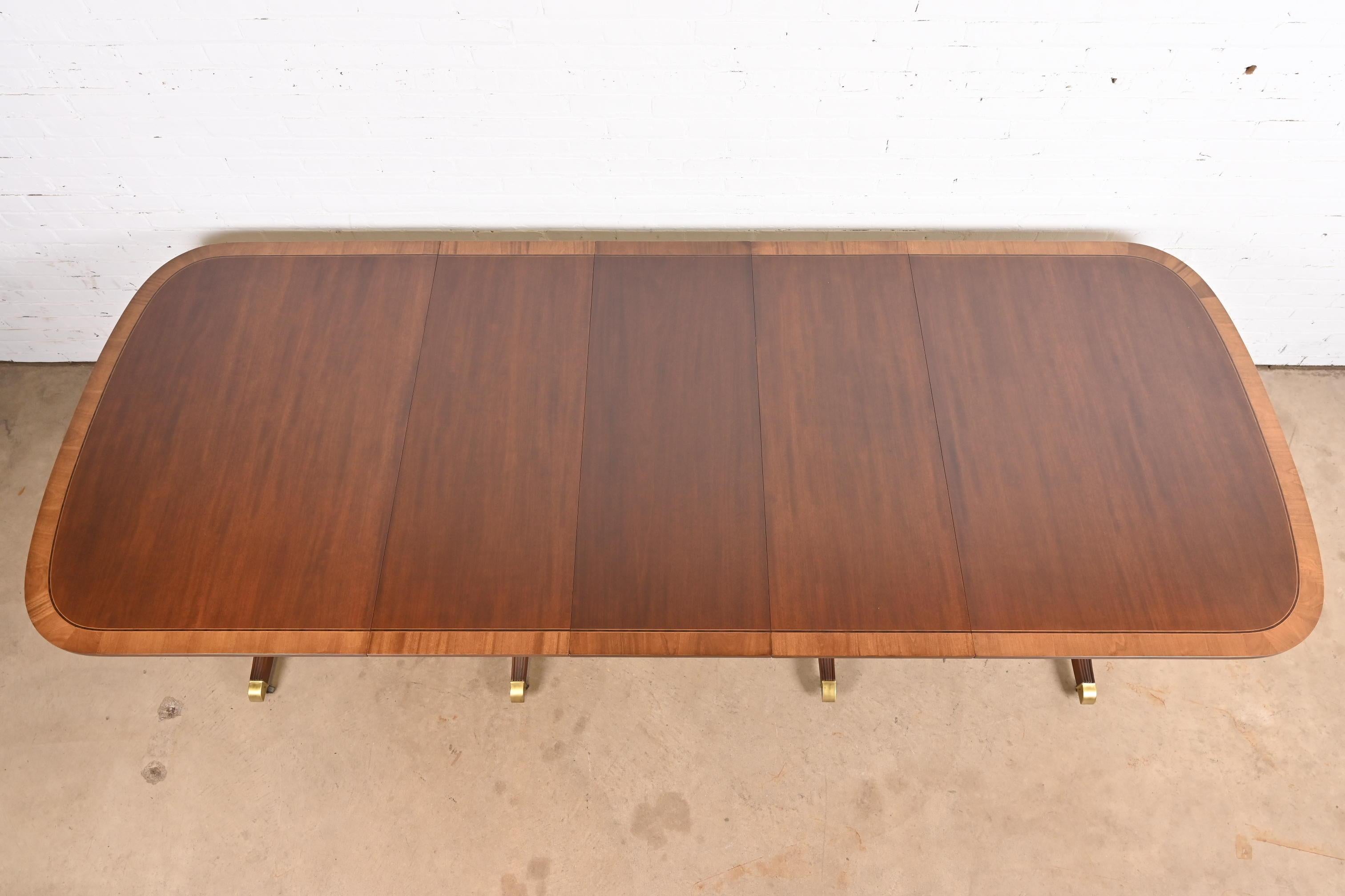 Baker Furniture table de salle à manger à rallonge géorgienne en acajou à bandes Bon état - En vente à South Bend, IN