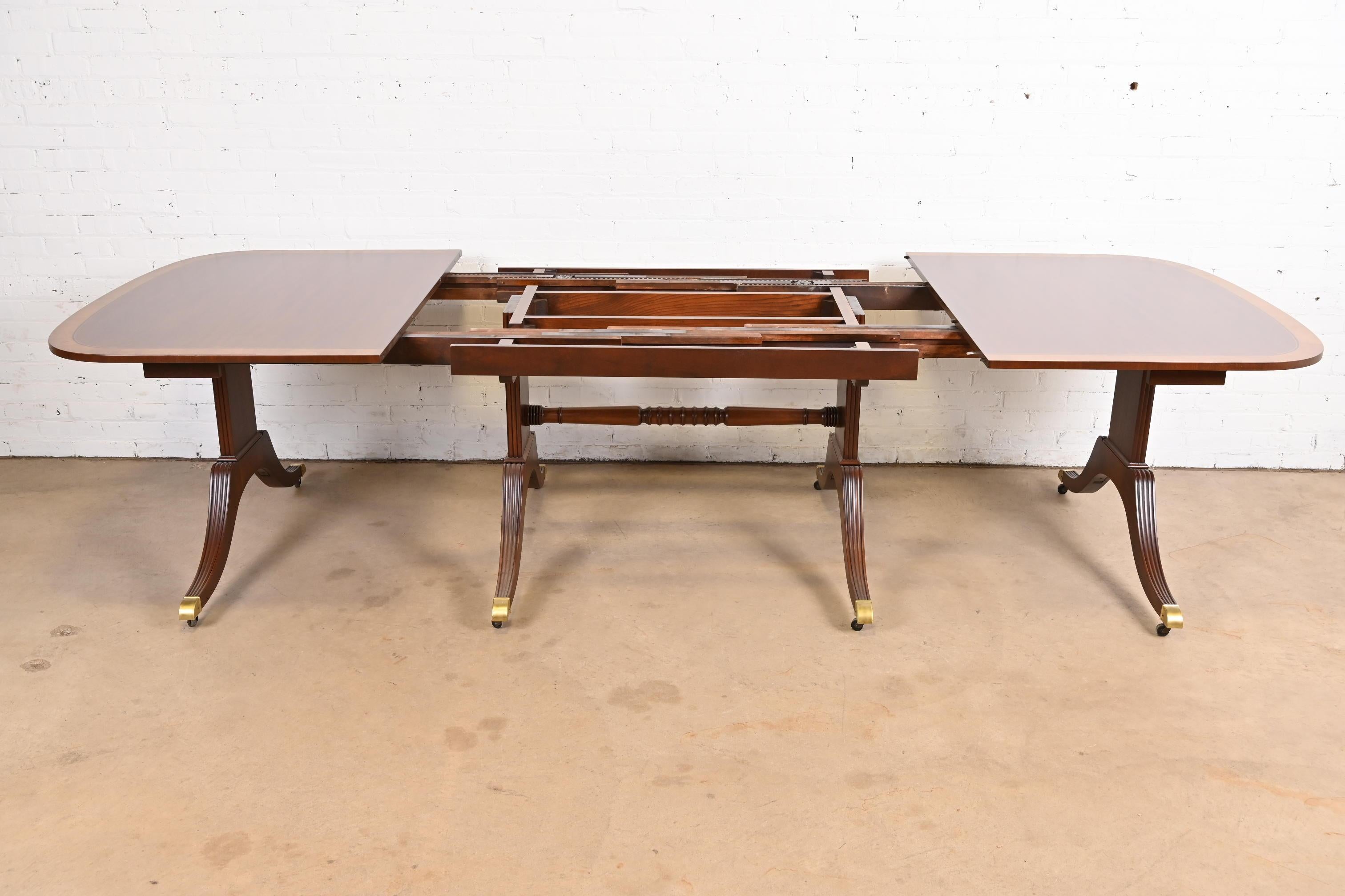 Fin du 20e siècle Baker Furniture table de salle à manger à rallonge géorgienne en acajou à bandes en vente