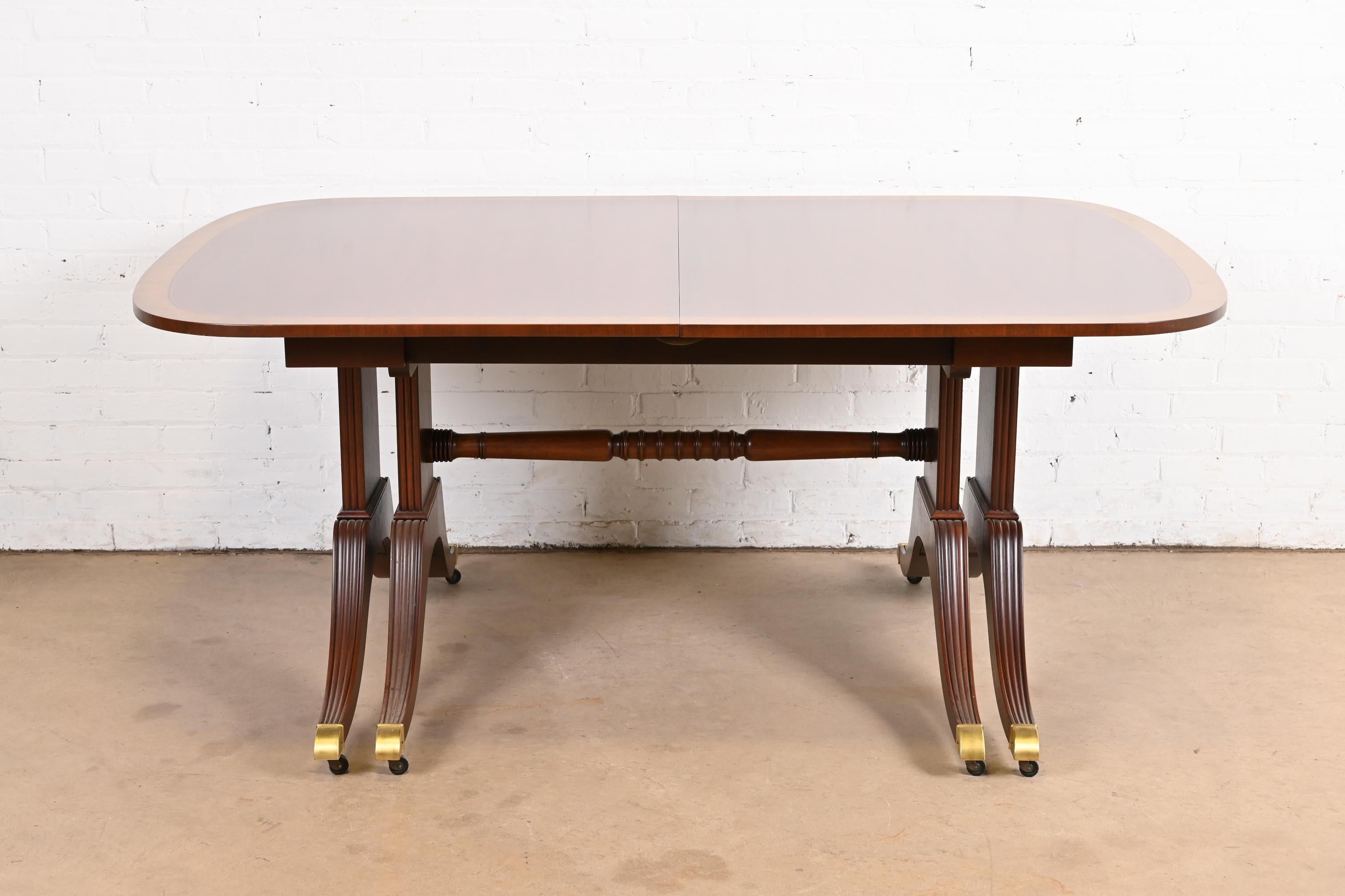 Laiton Baker Furniture table de salle à manger à rallonge géorgienne en acajou à bandes en vente