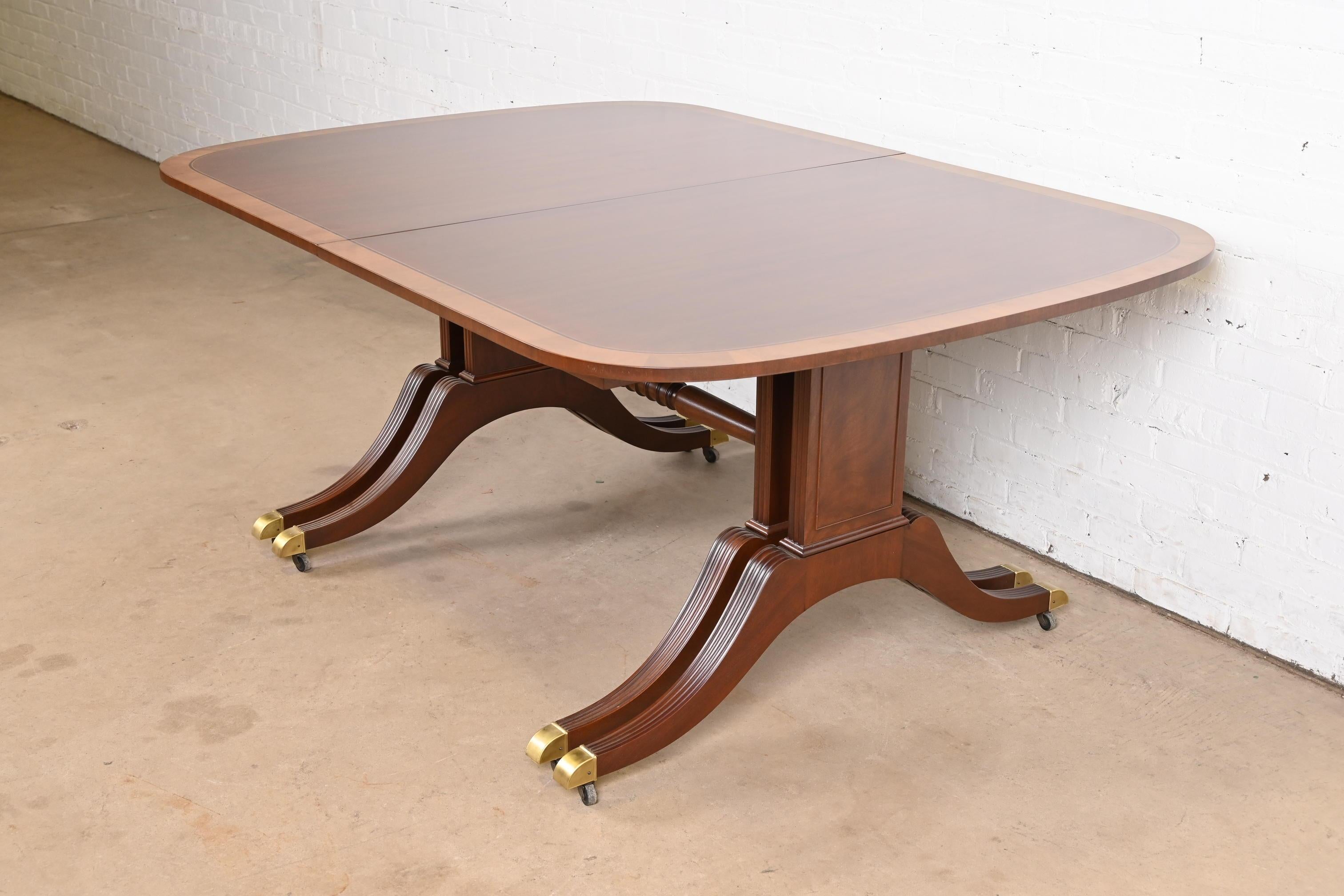Baker Furniture table de salle à manger à rallonge géorgienne en acajou à bandes en vente 1