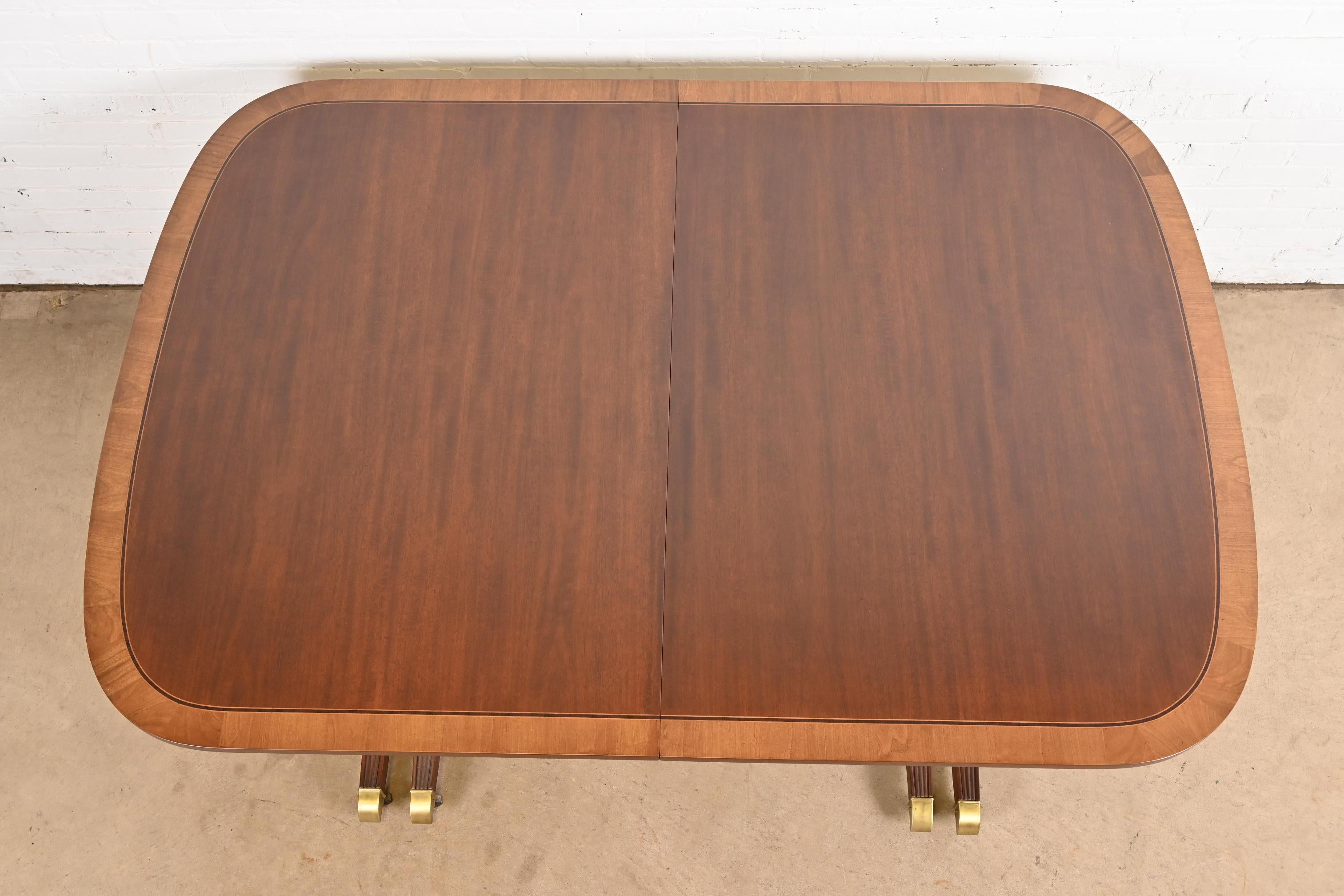 Baker Furniture table de salle à manger à rallonge géorgienne en acajou à bandes en vente 2