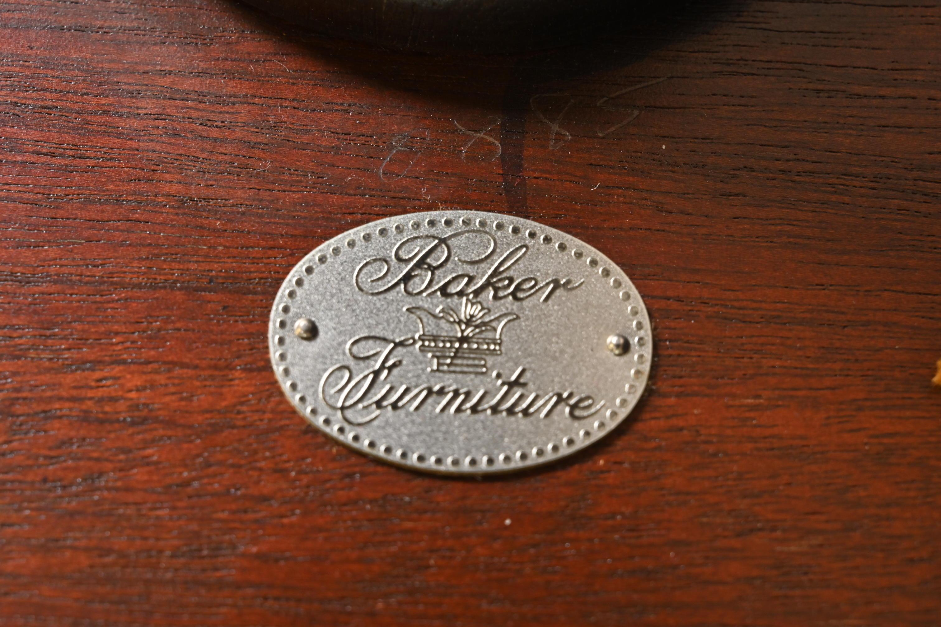 Baker Furniture - Table à thé ou centre de table à piédestal en acajou à bandes de style géorgien en vente 3