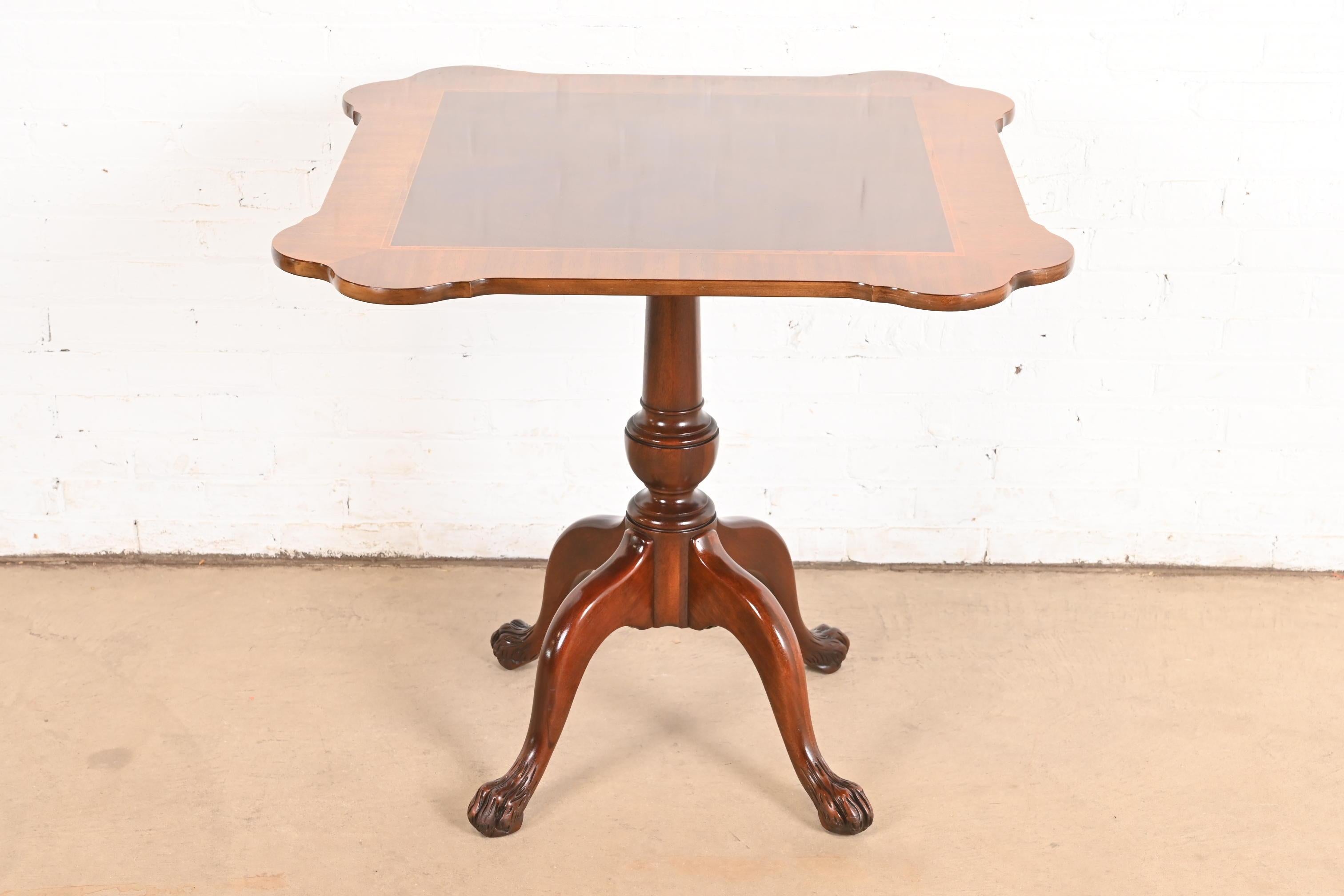 Magnifique table à thé ou centre de table à piédestal de style géorgien ou Chippendale

Par Baker Furniture

USA, Circa 1980

Magnifique meuble en acajou, avec un piédestal en acajou massif sculpté et des pieds en patte d'oie.

Mesures : 34 