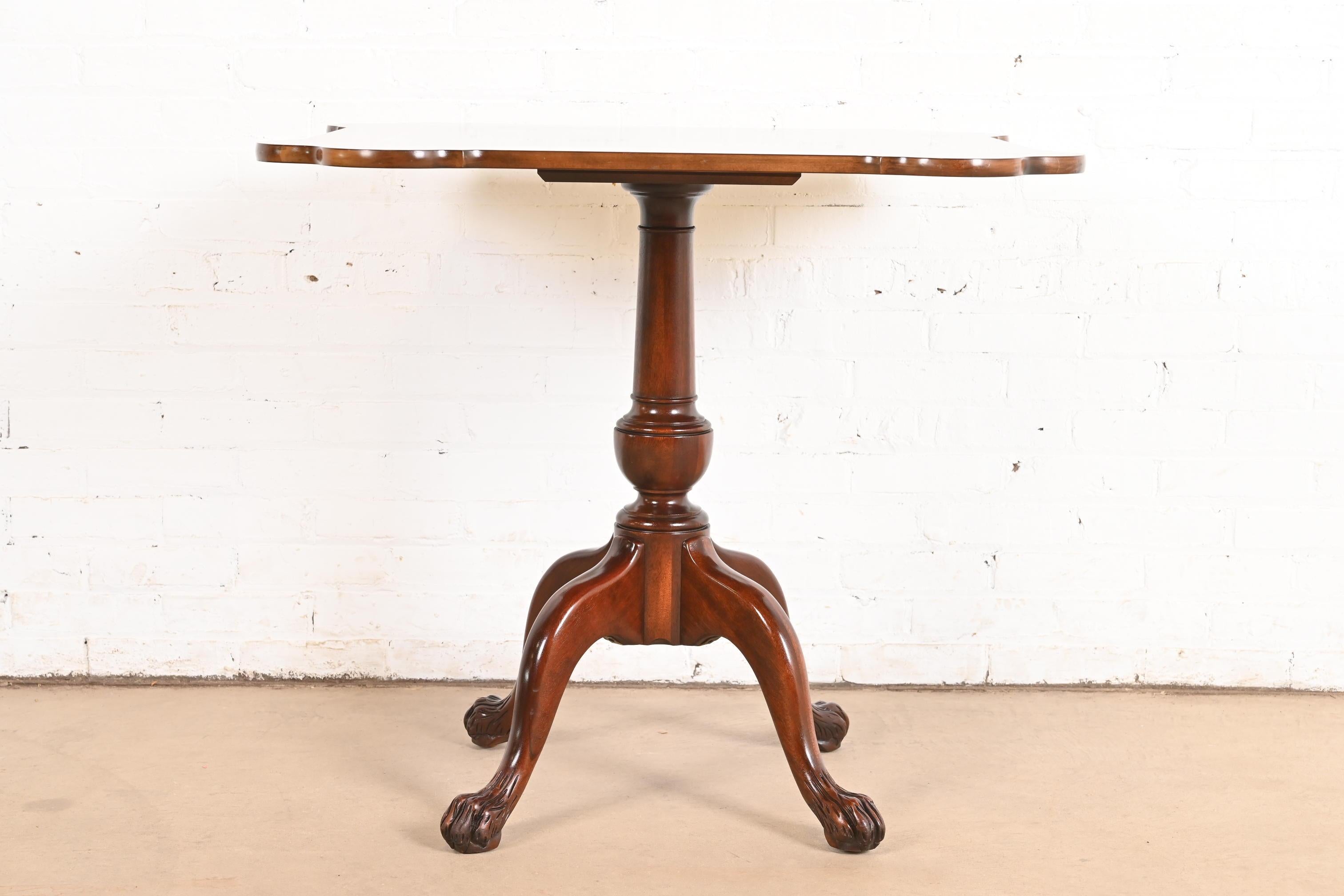 Georgien Baker Furniture - Table à thé ou centre de table à piédestal en acajou à bandes de style géorgien en vente
