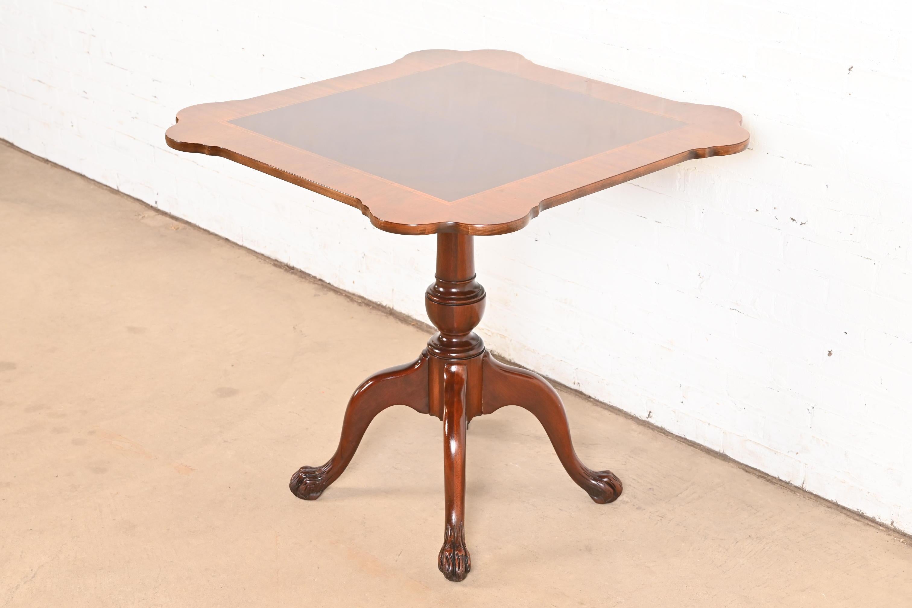 Américain Baker Furniture - Table à thé ou centre de table à piédestal en acajou à bandes de style géorgien en vente