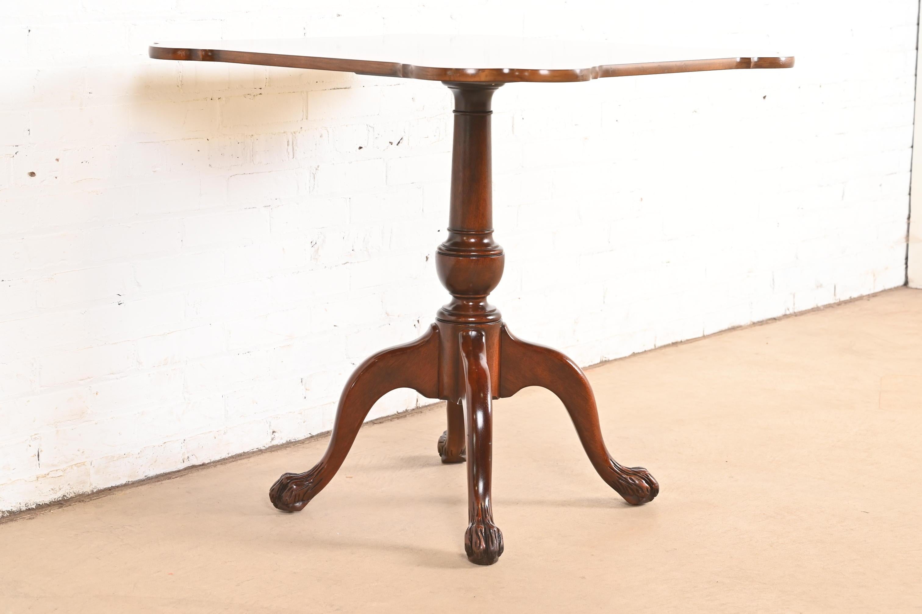 Baker Furniture - Table à thé ou centre de table à piédestal en acajou à bandes de style géorgien Bon état - En vente à South Bend, IN
