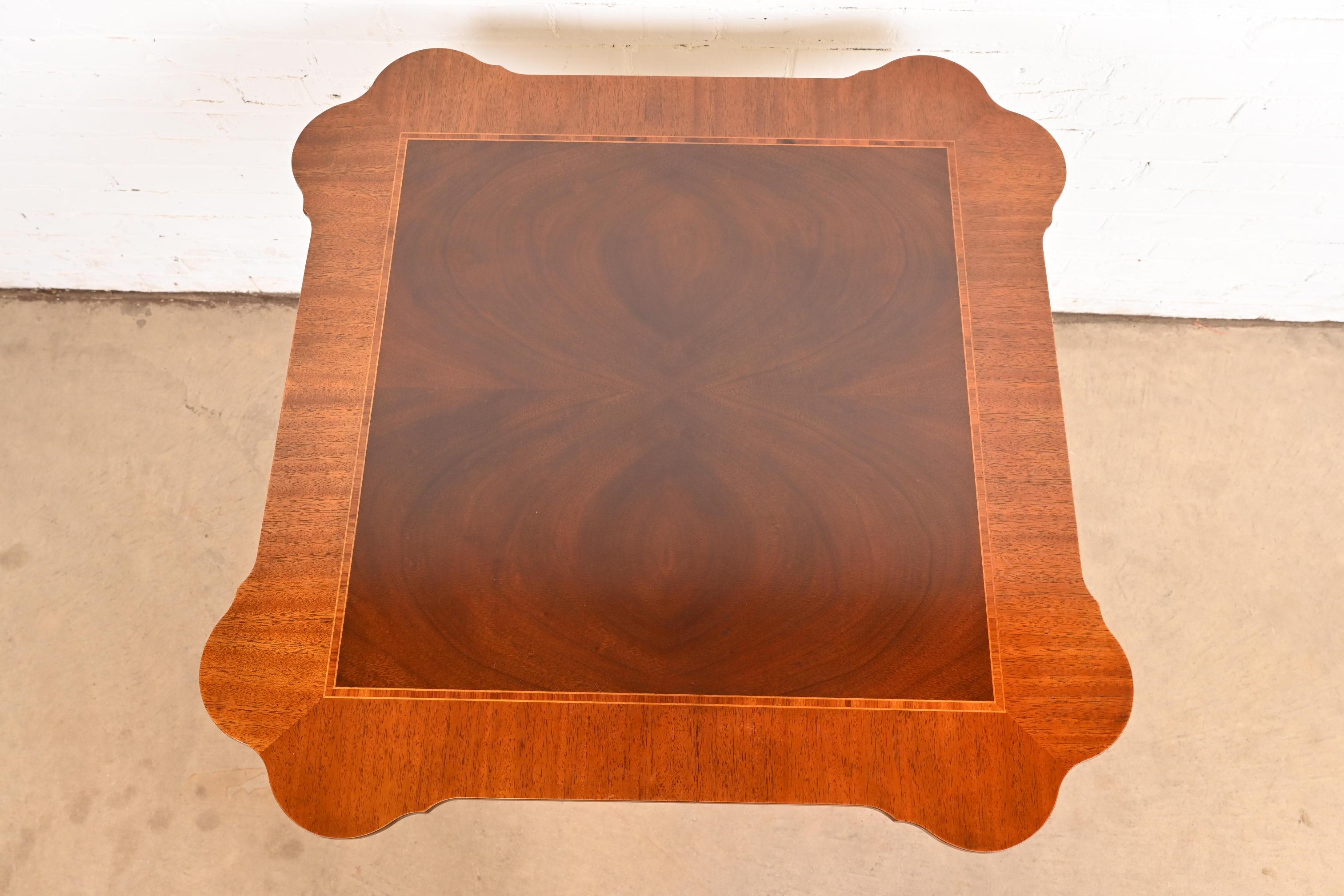 Fin du 20e siècle Baker Furniture - Table à thé ou centre de table à piédestal en acajou à bandes de style géorgien en vente