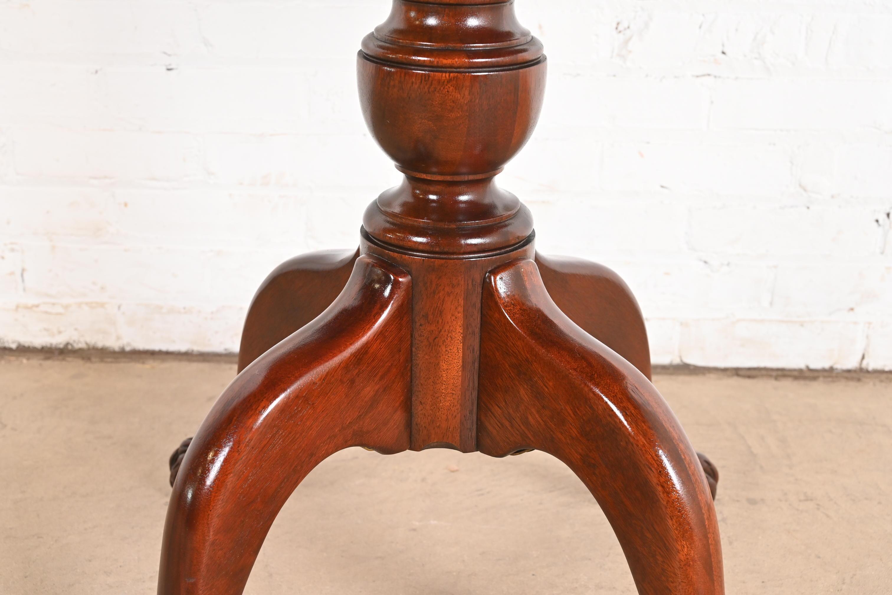 Acajou Baker Furniture - Table à thé ou centre de table à piédestal en acajou à bandes de style géorgien en vente