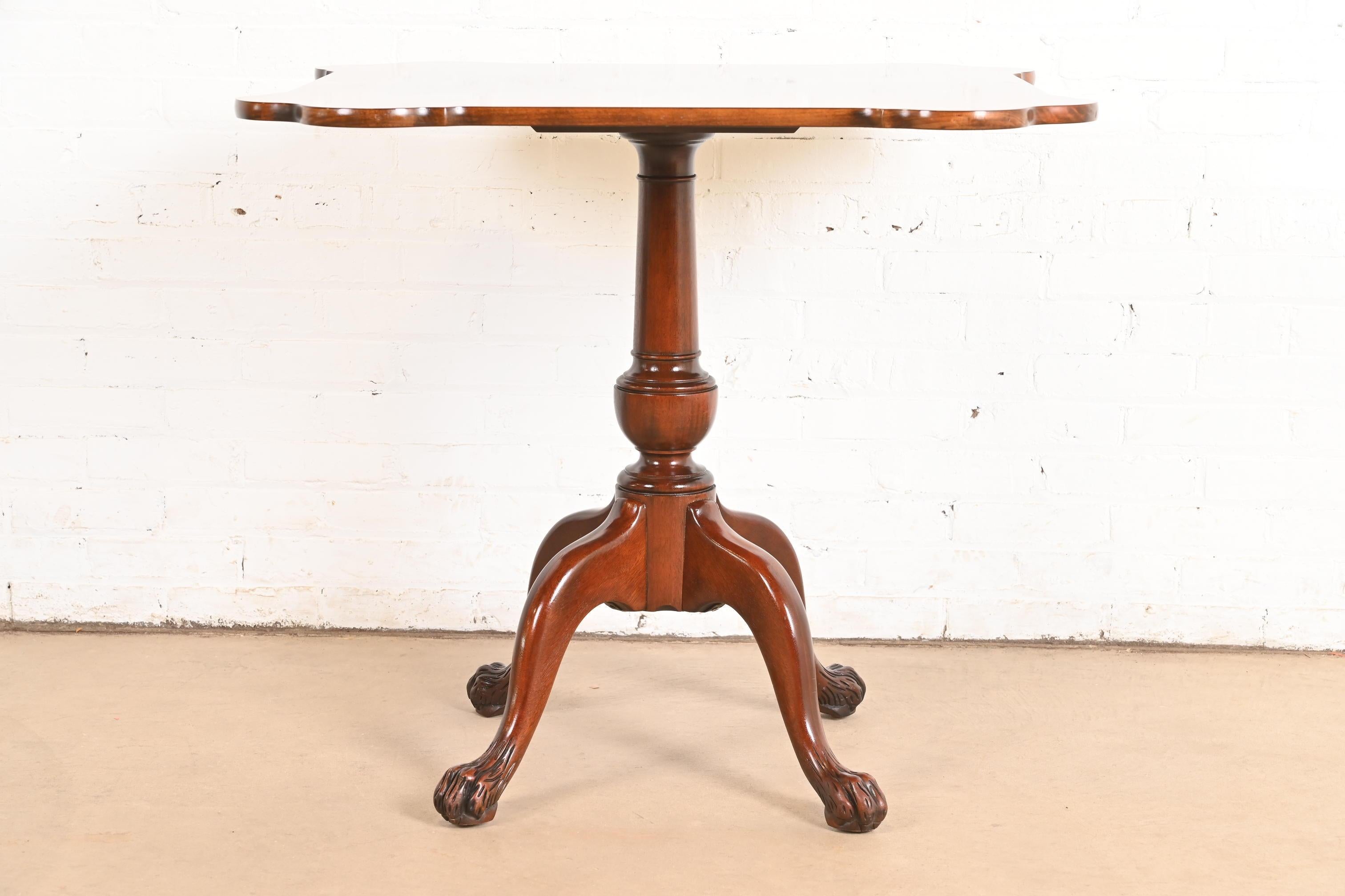 Baker Furniture - Table à thé ou centre de table à piédestal en acajou à bandes de style géorgien en vente 2