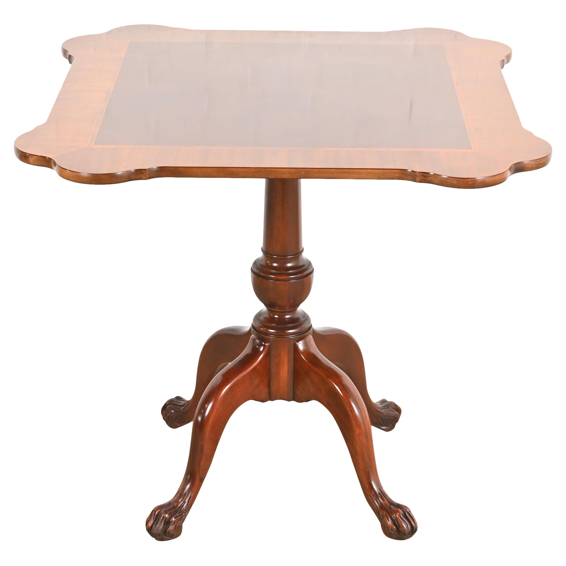 Baker Furniture - Table à thé ou centre de table à piédestal en acajou à bandes de style géorgien en vente