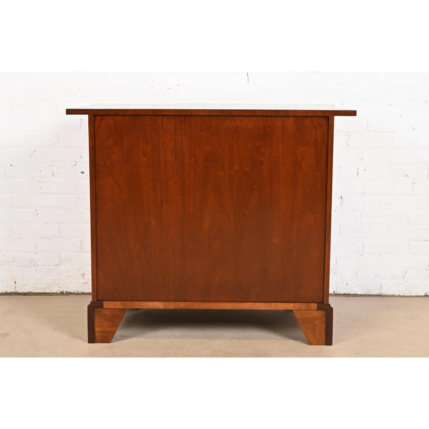 Baker Furniture Georgian Banded Mahogany Serpentine Front Chest of Drawers For Sale 6