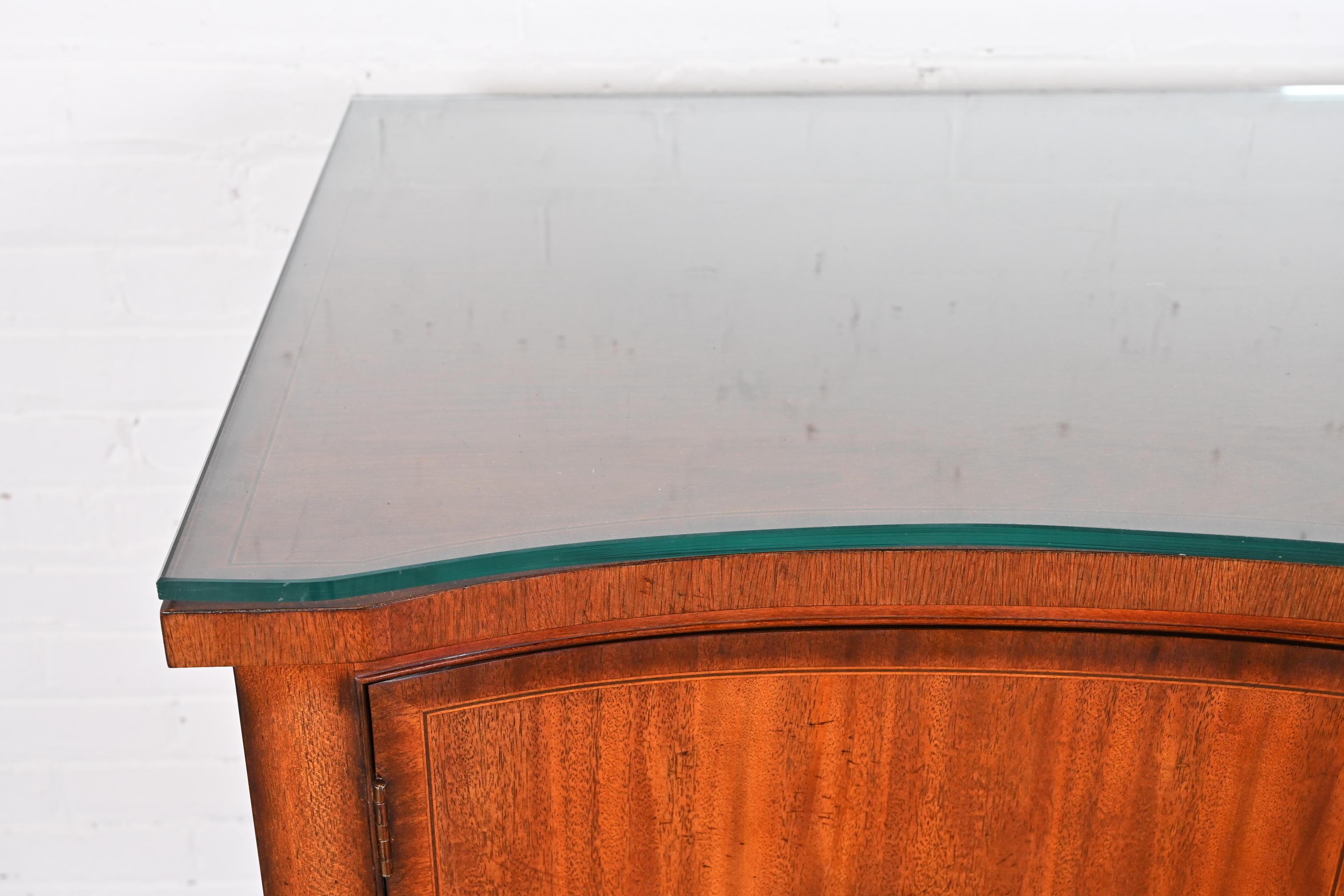 Baker Furniture Georgianische Sideboard-Anrichte aus gebändertem Mahagoni mit Serpentinenfront im Angebot 11