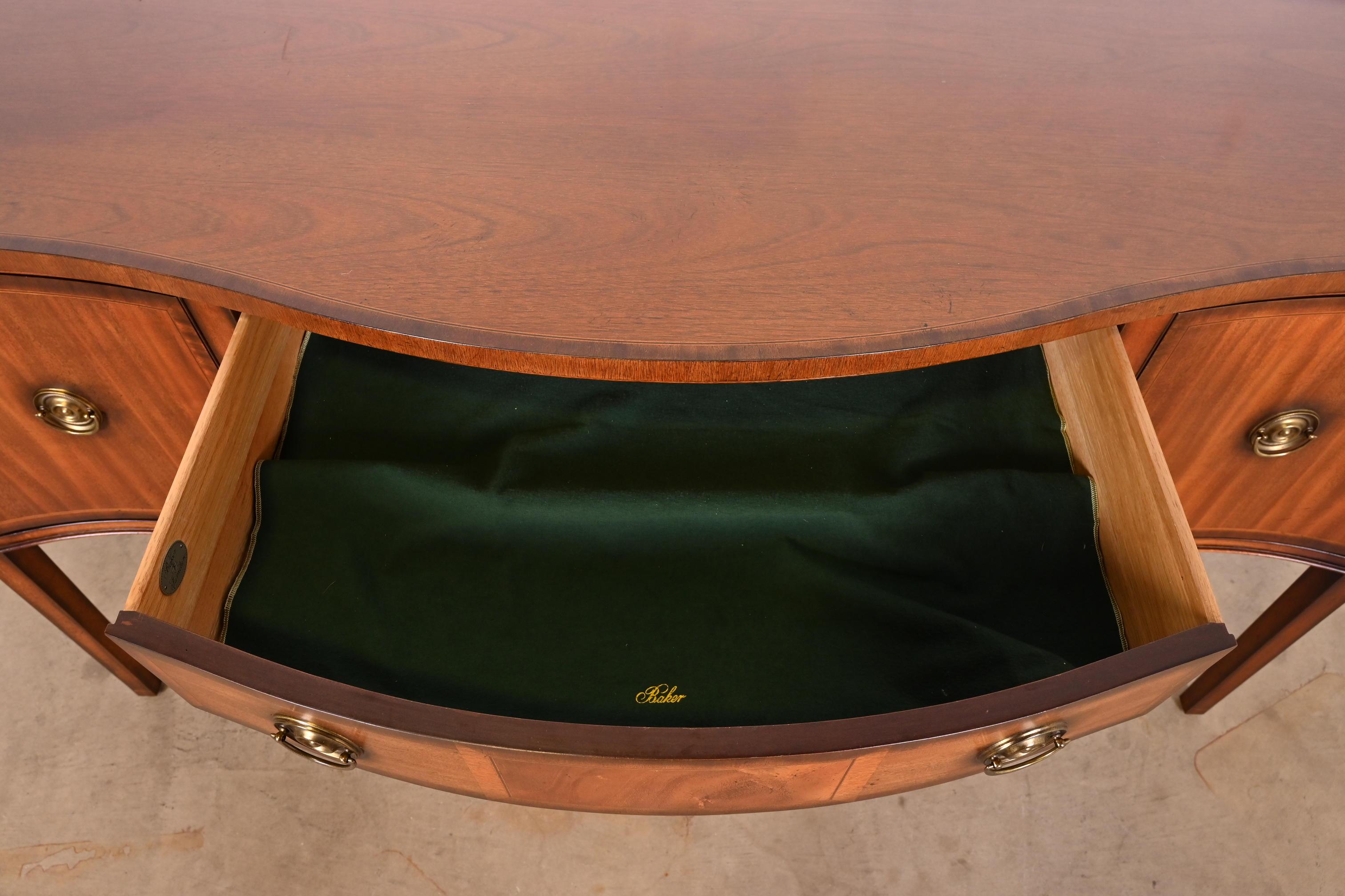 Credenza Aparador Georgiano de Caoba con Frente Serpentino Baker Furniture en venta 3