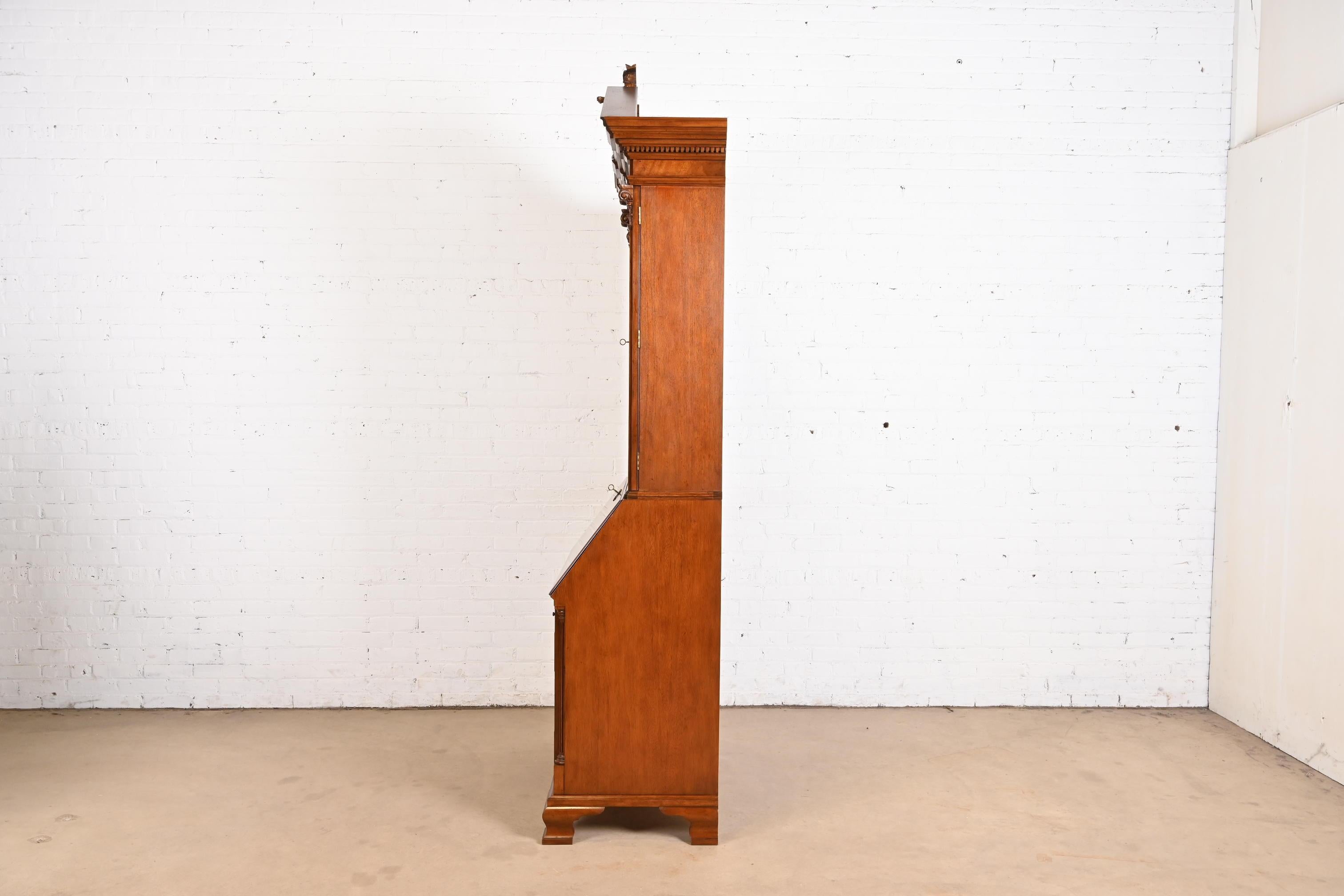Baker Furniture Escritorio Georgiano de caoba burilada con frente abatible en venta 4