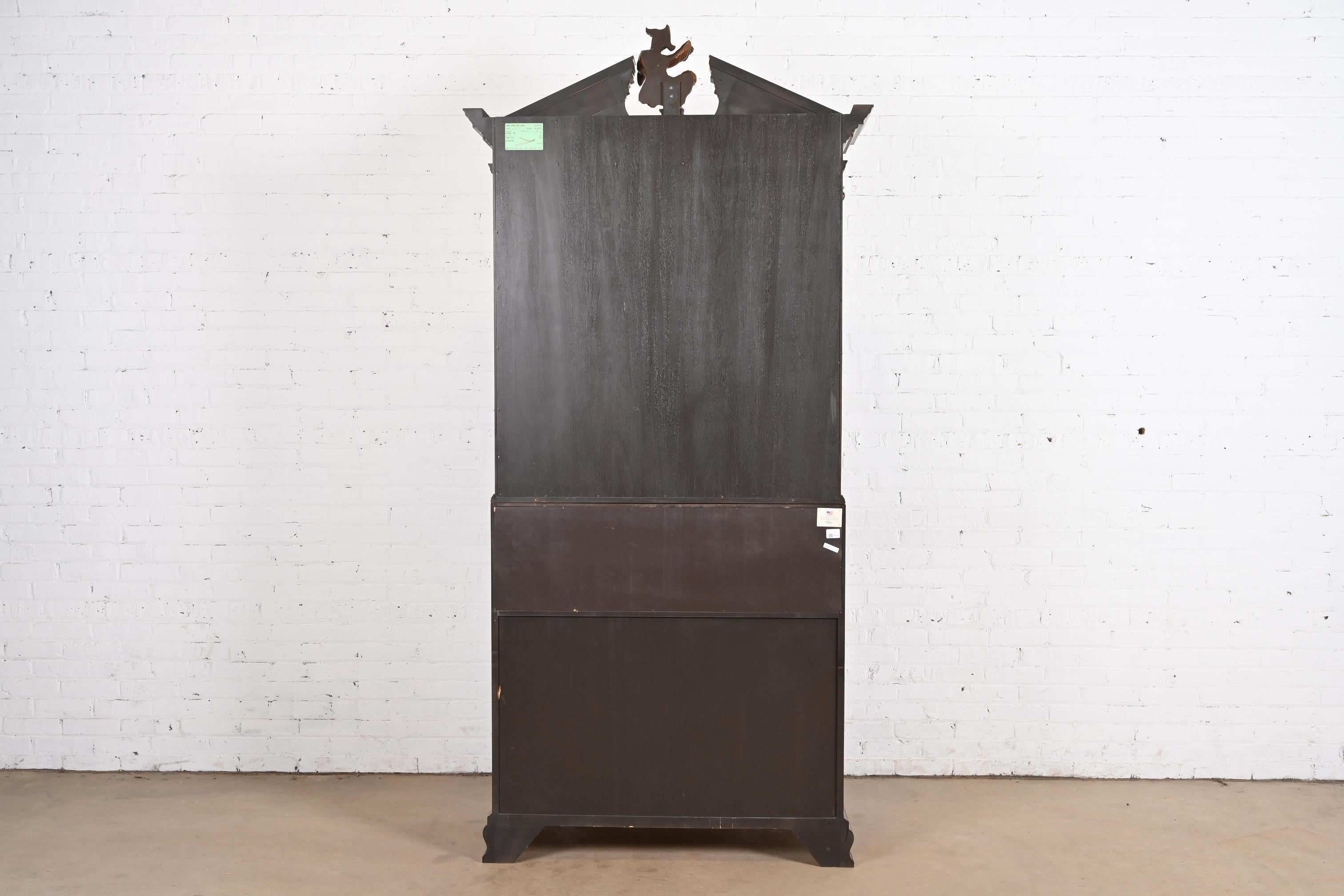 Baker Furniture Escritorio Georgiano de caoba burilada con frente abatible en venta 5